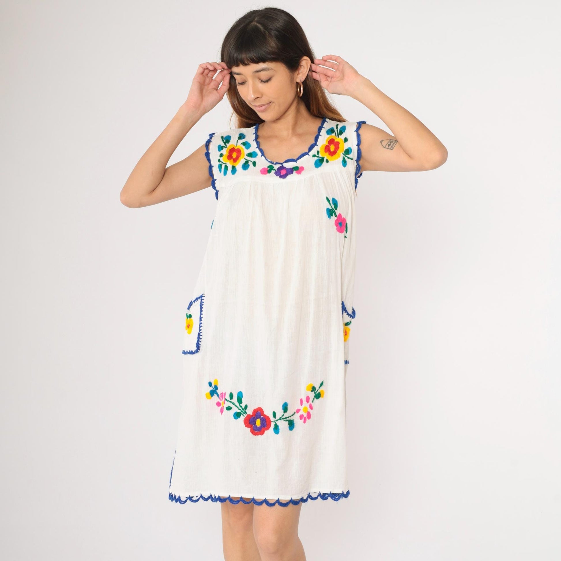 90s Mexican Embroidered White Cotton Gauze Mini Dress Floral Scallop Trim Medium M