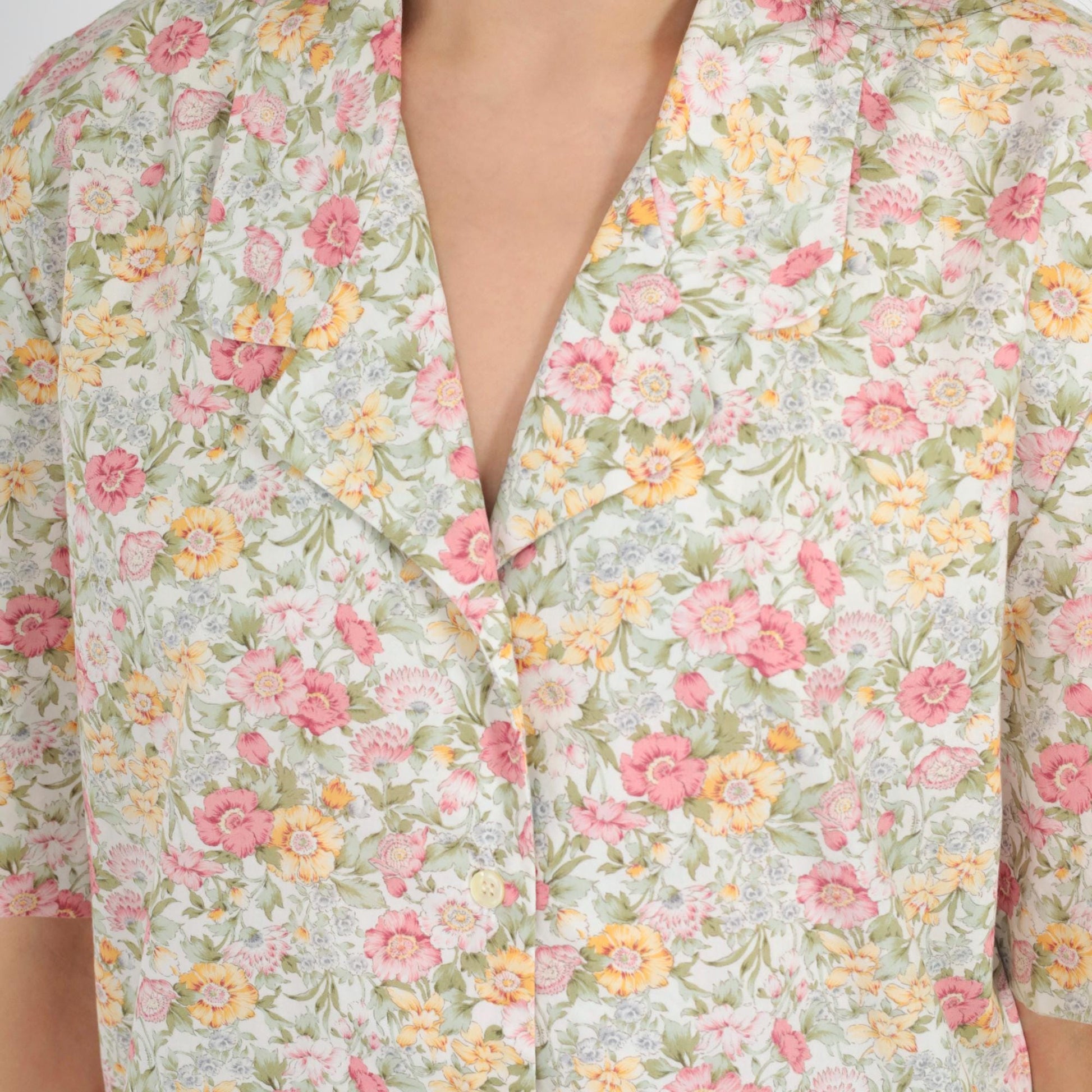 90s Susan Bristol Floral Button-Up Blouse White Pastel Print Short Sleeve Medium