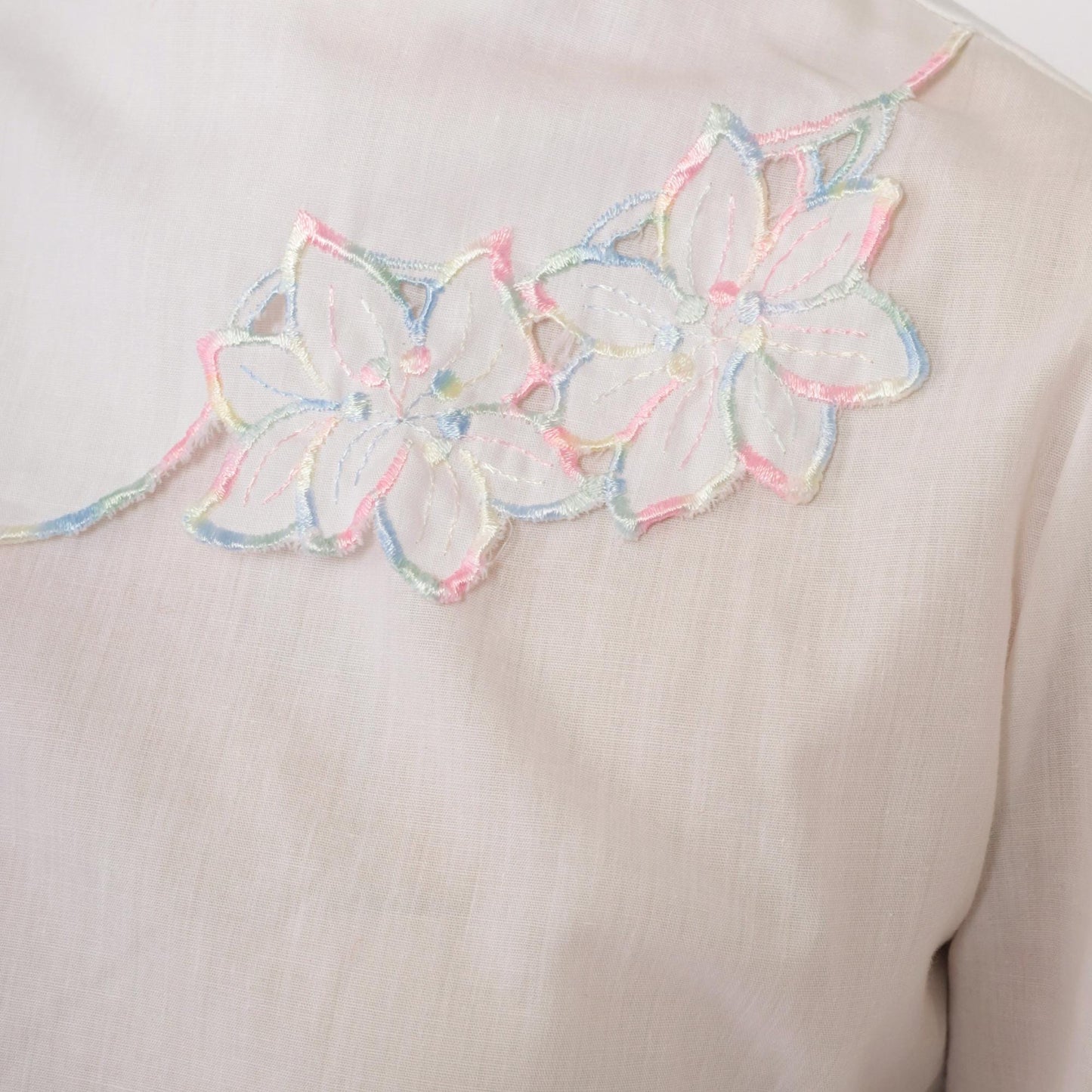 80s White Floral Embroidered Blouse Puff Sleeve Cutwork Button Back Extra Small