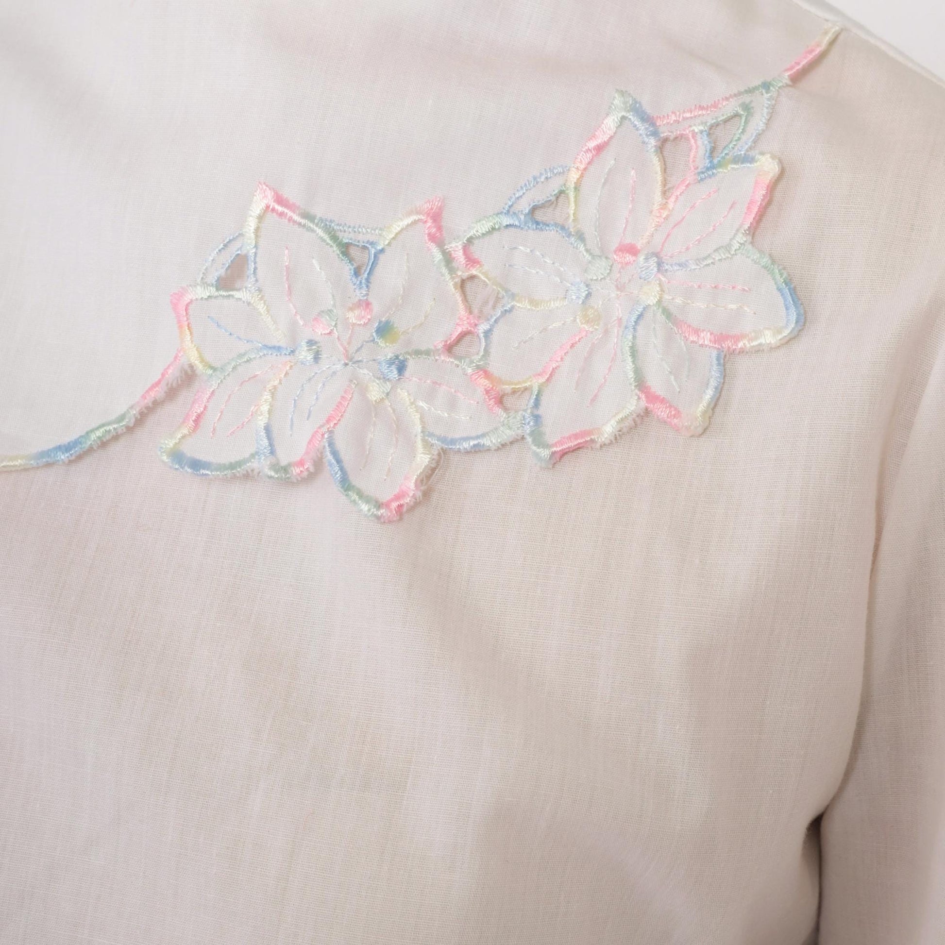 80s White Floral Embroidered Blouse Puff Sleeve Cutwork Button Back Extra Small