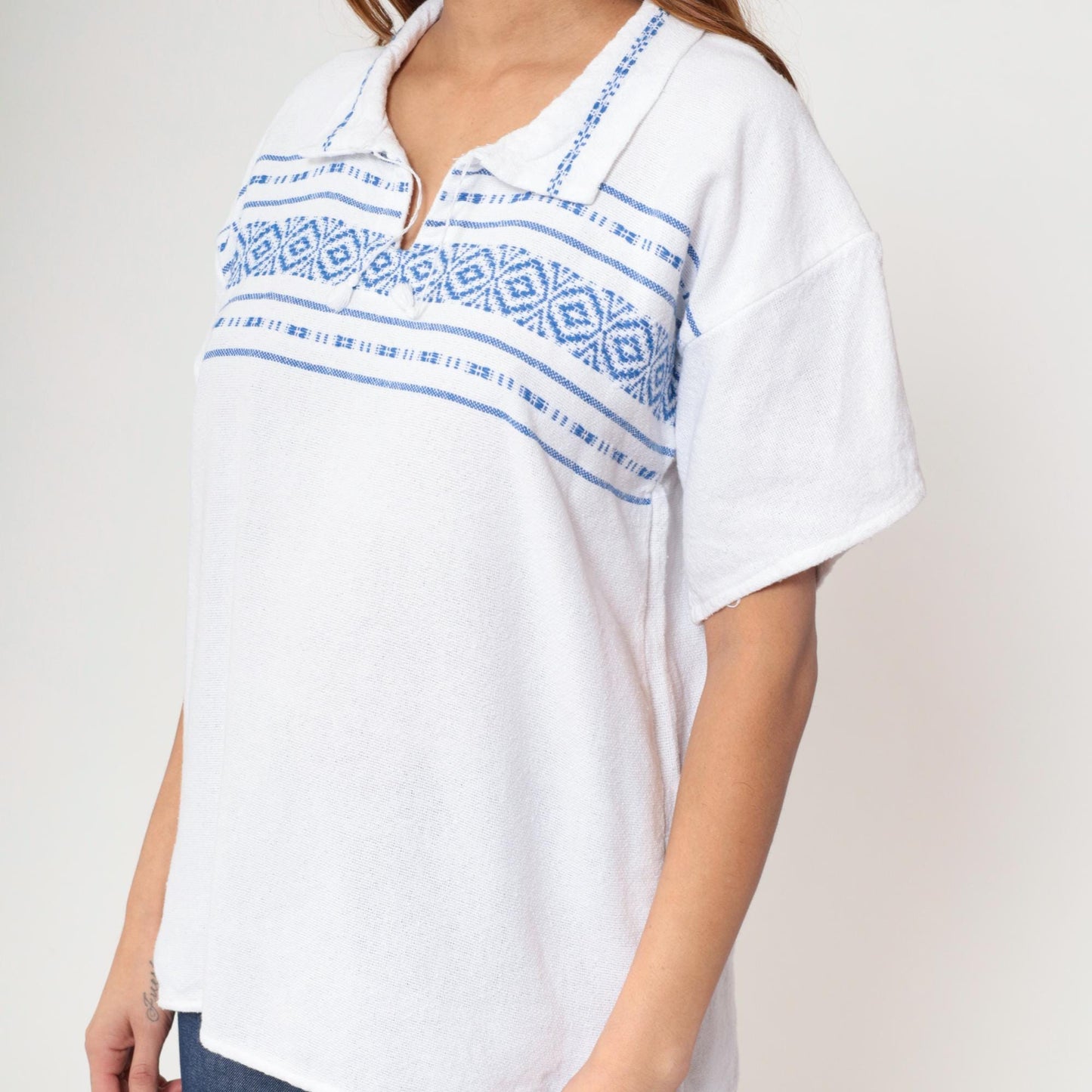90s White Tunic Top Blue Geometric Embroidery Tie Neck Short Sleeve Medium