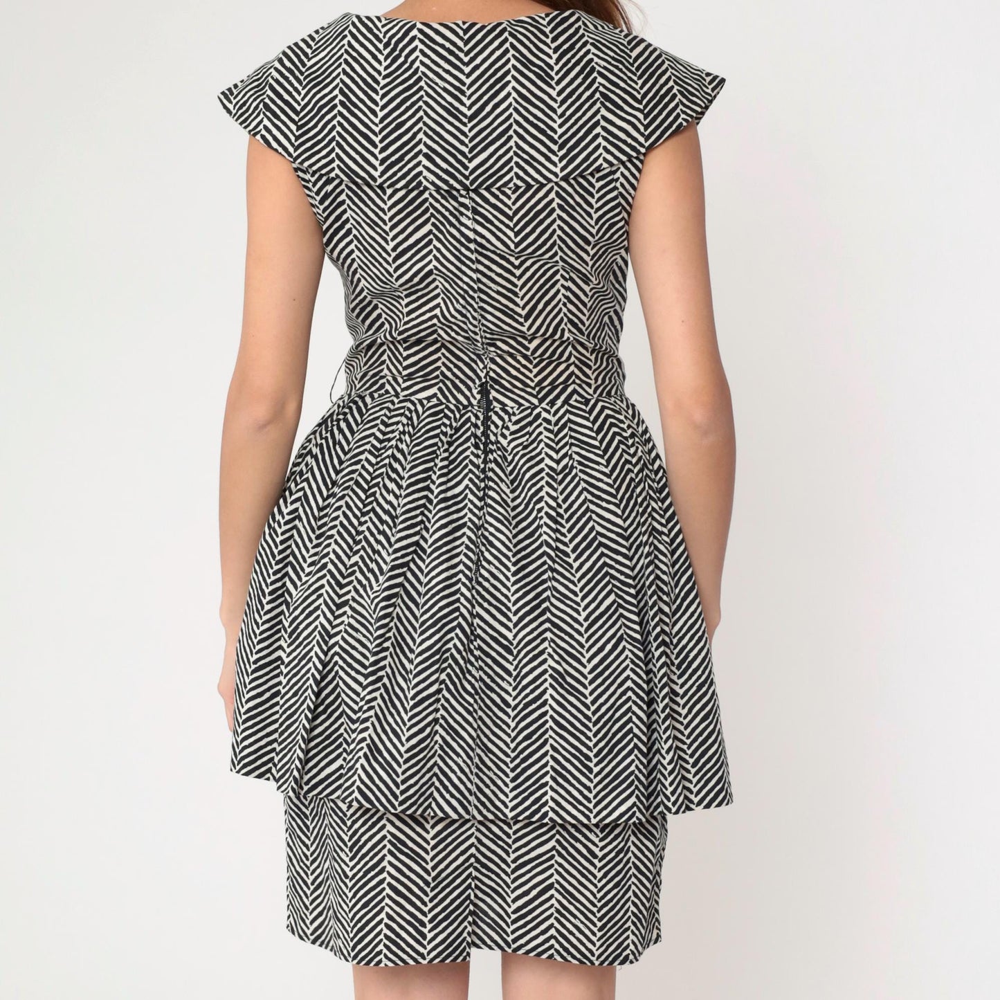 1950s Black White Herringbone Chevron Wiggle Dress Square Neck Cap Sleeve Small