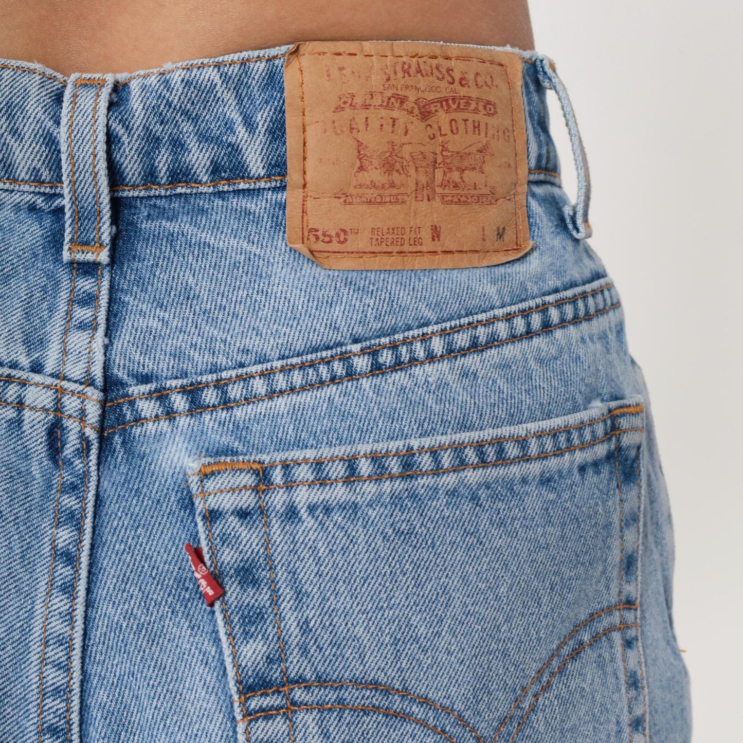 90s Levi's 550 High Waist Tapered Jeans Light Wash Denim Medium 29