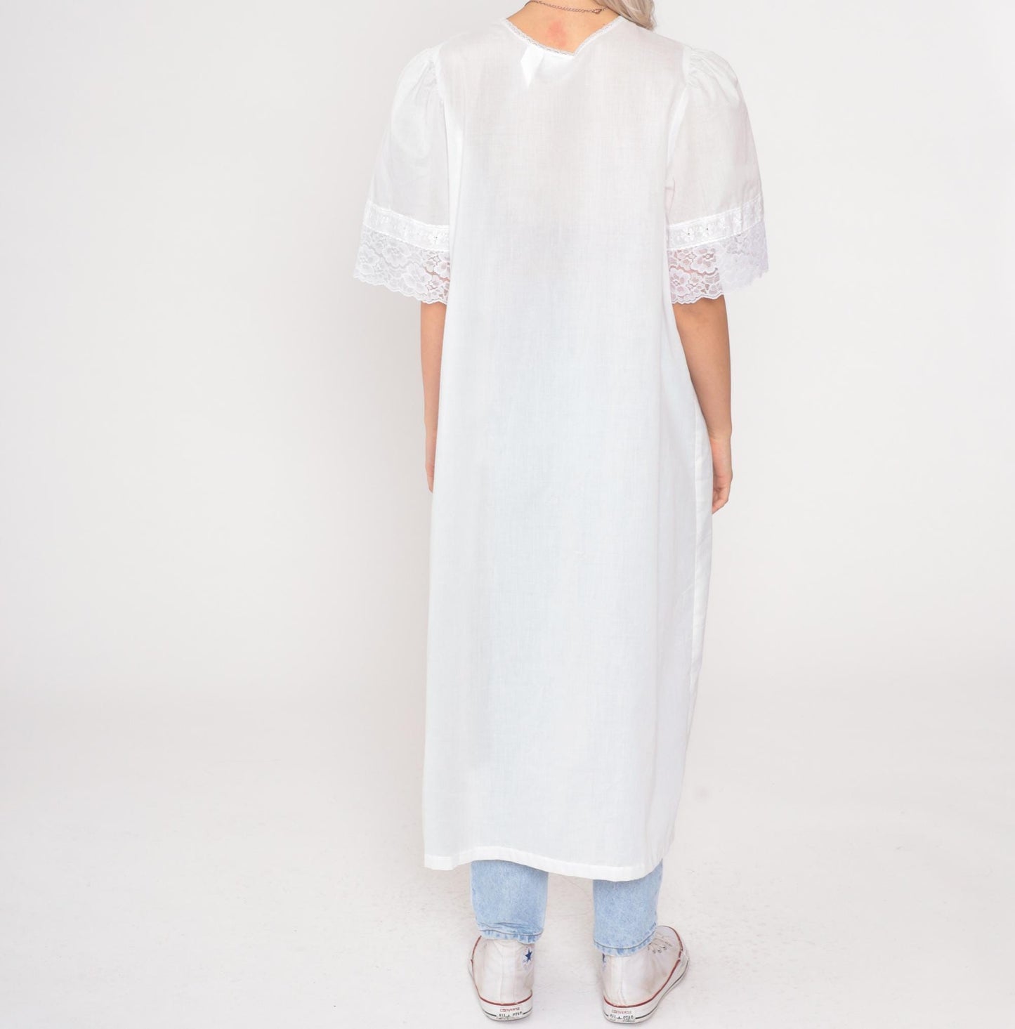 1970s White Cotton Lace Trim Maxi Robe Puff Sleeve Button Front Medium