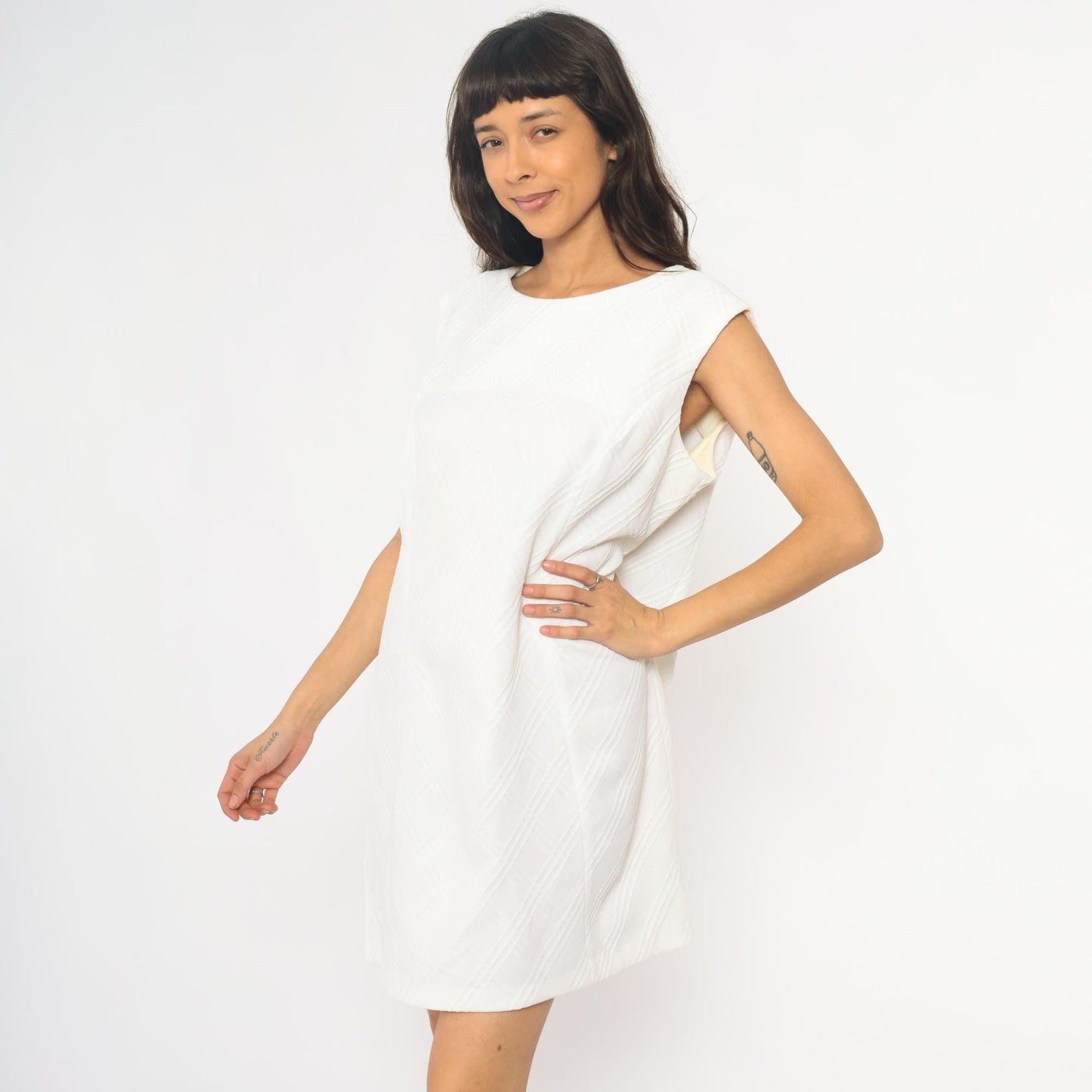 70s White Shift Dress Quilted Texture Sleeveless Knee-Length Crew Neck Medium M