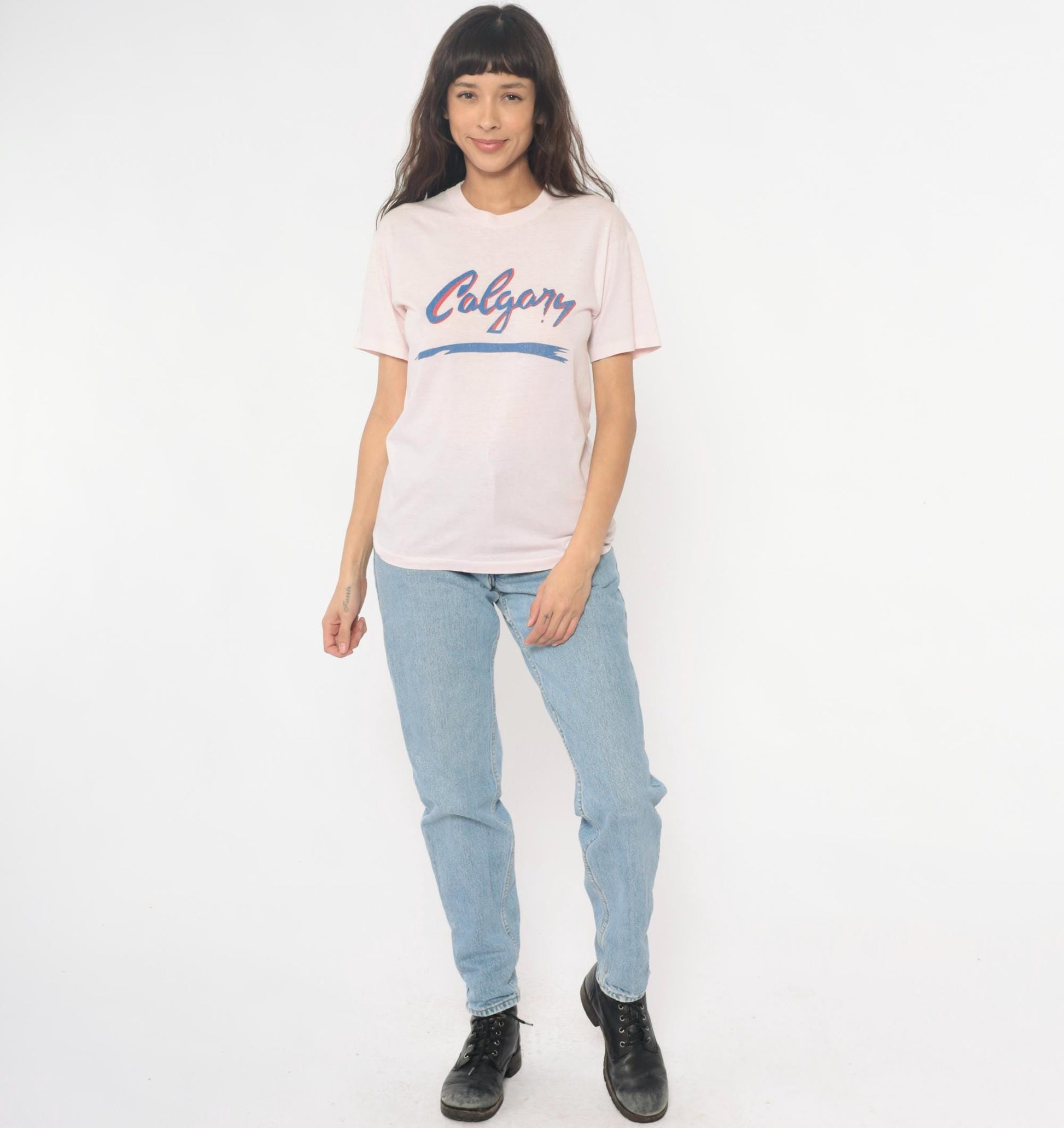80s Calgary Graphic Tee Pale Pink Cotton V-Neck Tourist Souvenir Medium M
