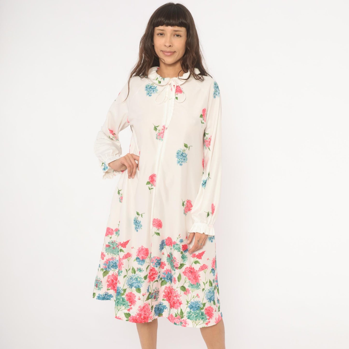70s Travel Lite Hydrangea Floral Housecoat Ivory Ruffle Tie Neck Medium