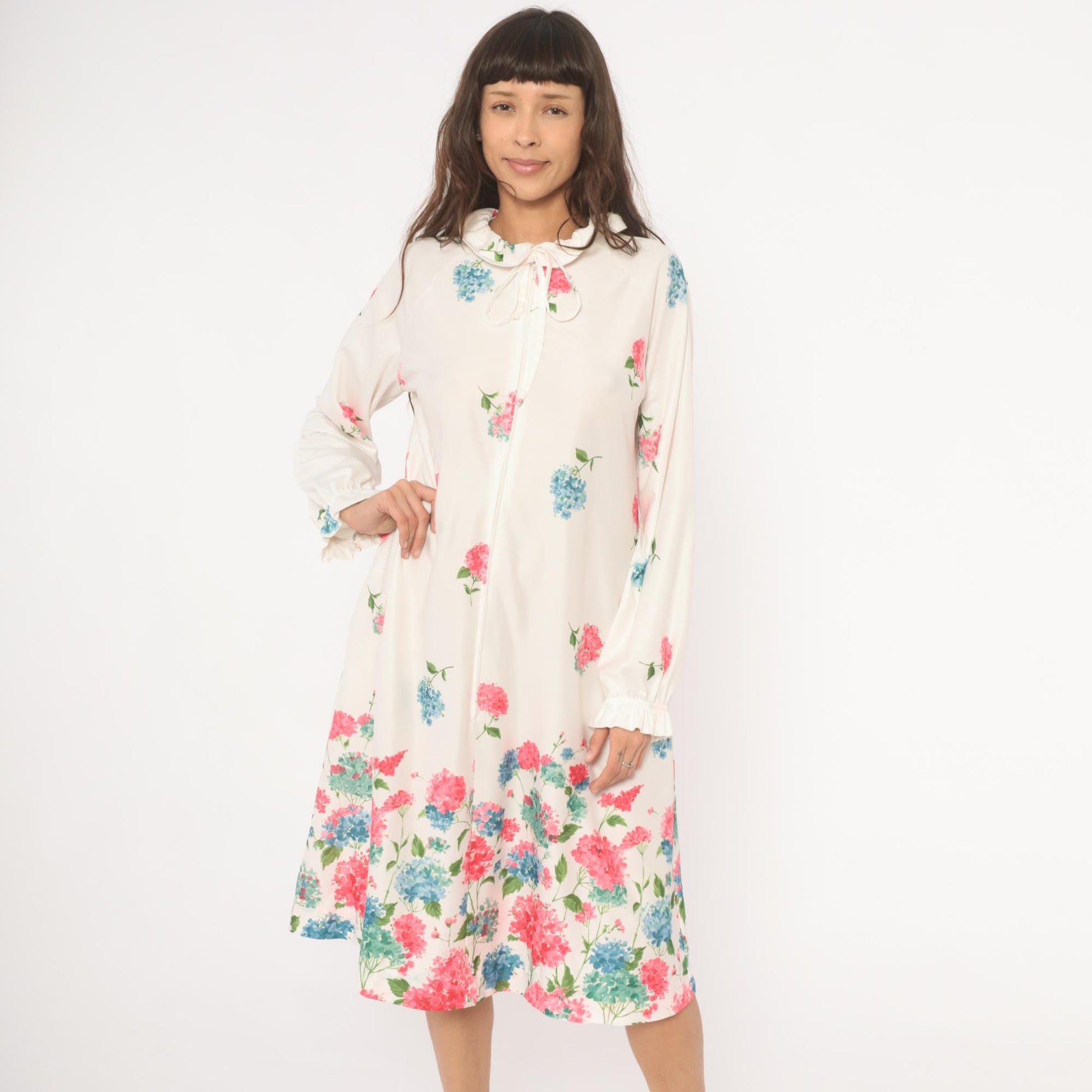 70s Travel Lite Hydrangea Floral Housecoat Ivory Ruffle Tie Neck Medium