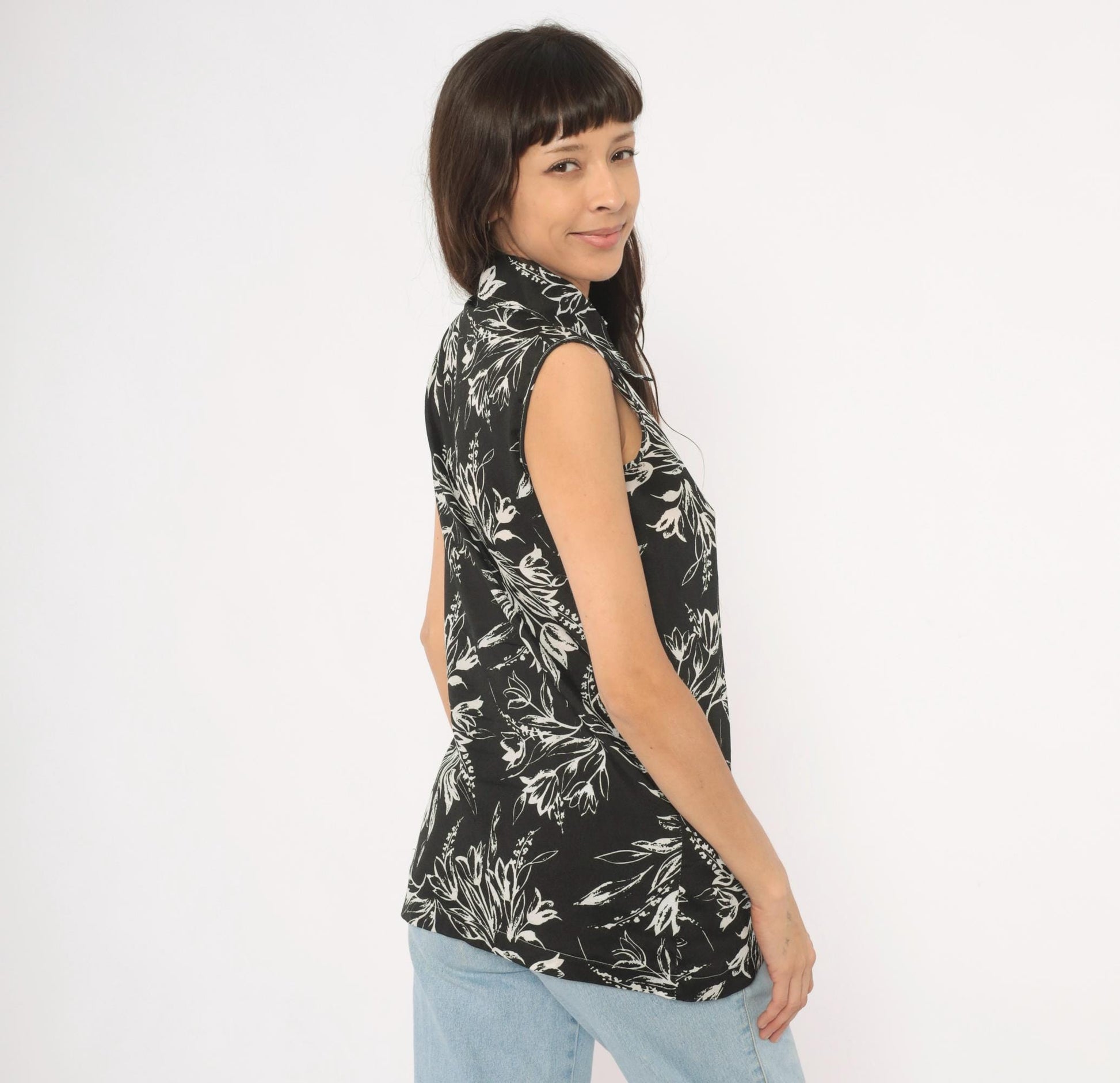 70s Black White Botanical Sleeveless Blouse Pointed Collar Tunic Medium