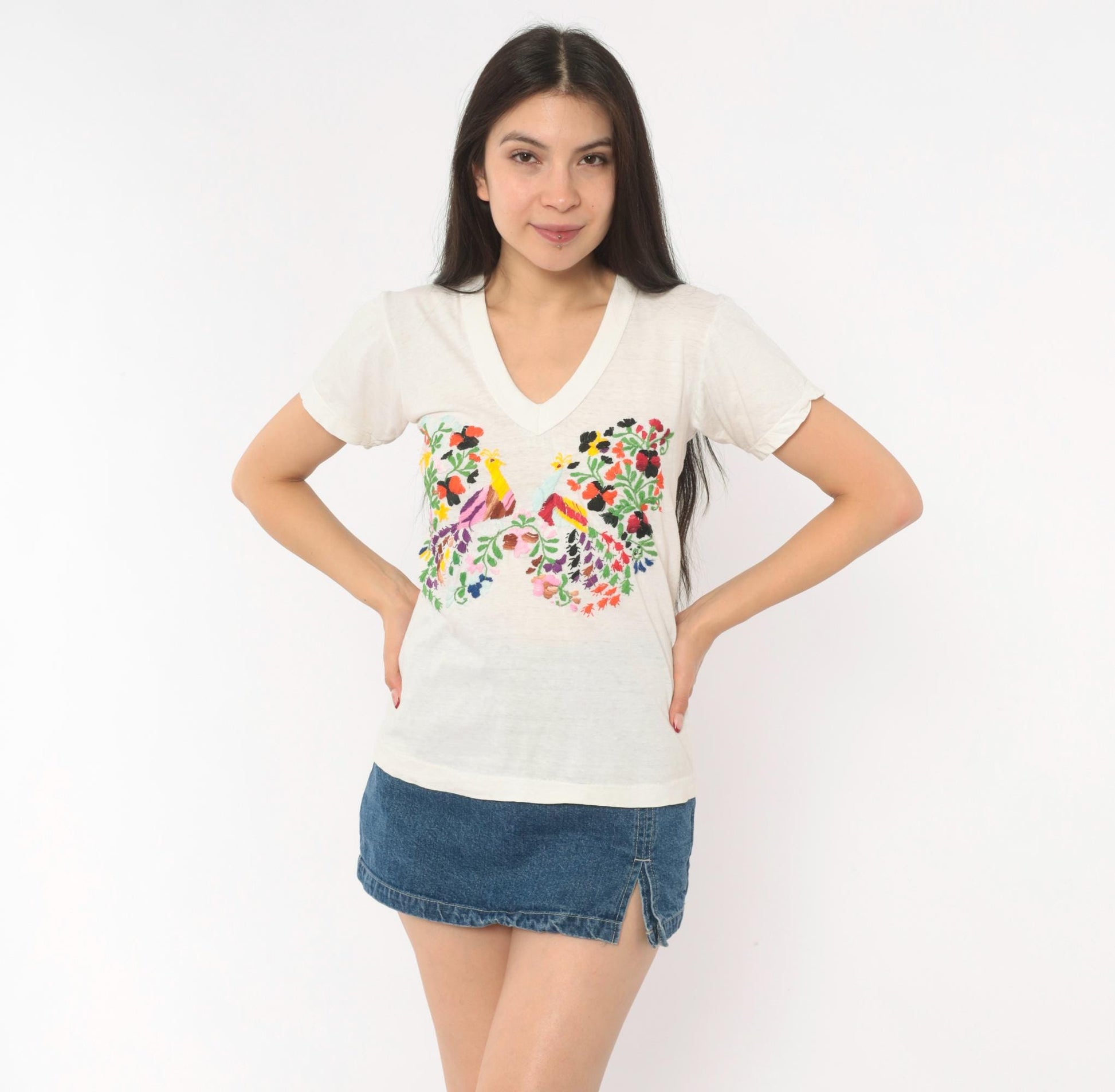 80s Embroidered Peacock Floral V-Neck Tee Cream Cotton Folk Art Small S