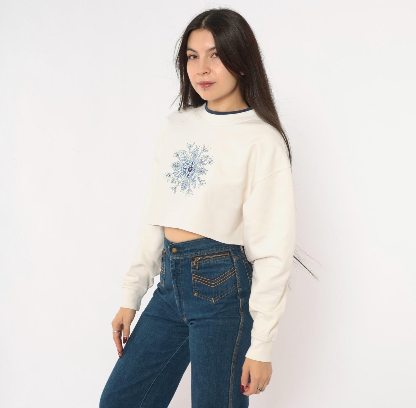 90s M&C Sportswear Snowflake Mandala Embroidered Crop Sweatshirt Cream Navy Medium