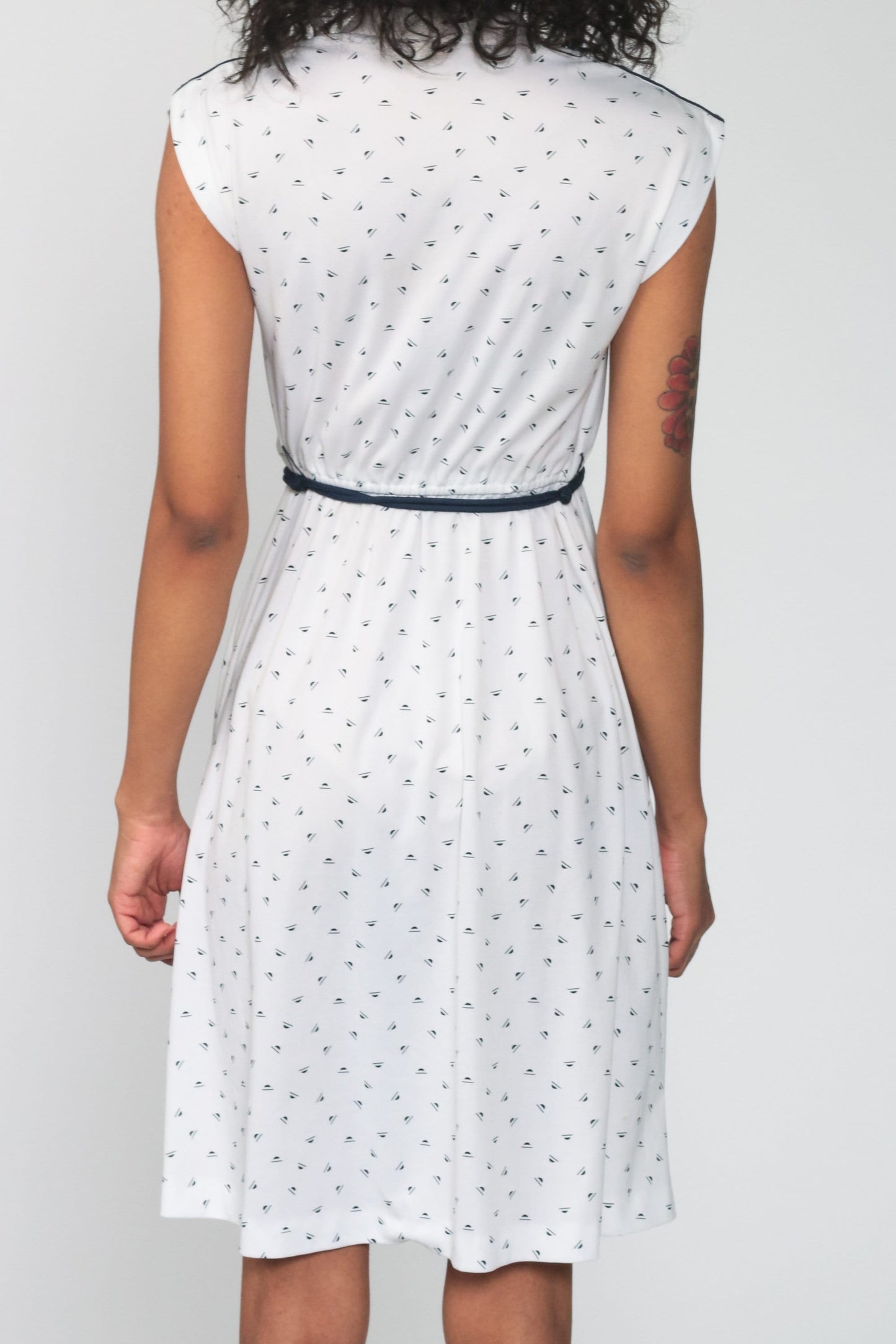 70s White Geometric Midi Dress Cap Sleeve V-Neck Elastic Waist Small