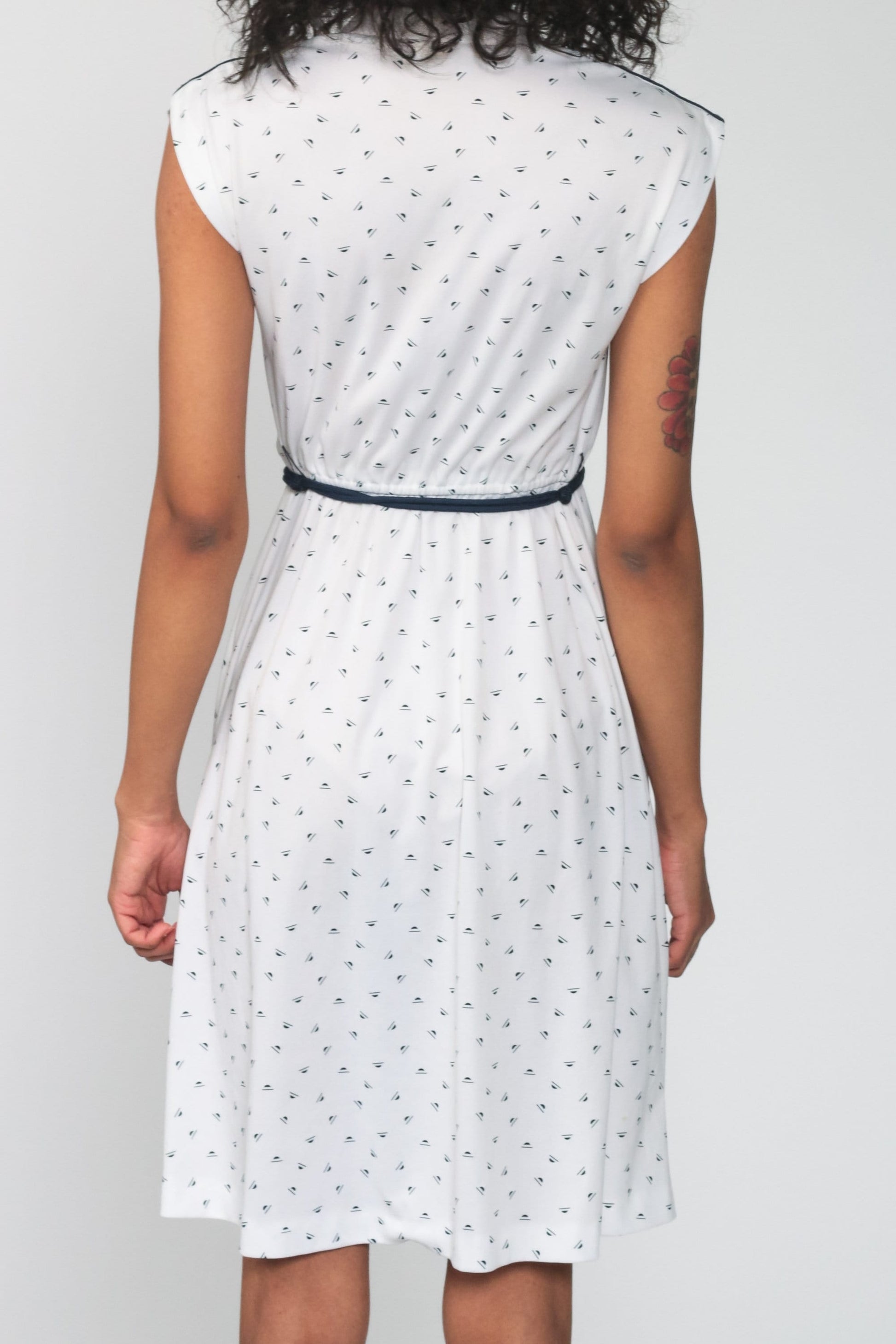 70s White Geometric Midi Dress Cap Sleeve V-Neck Elastic Waist Small
