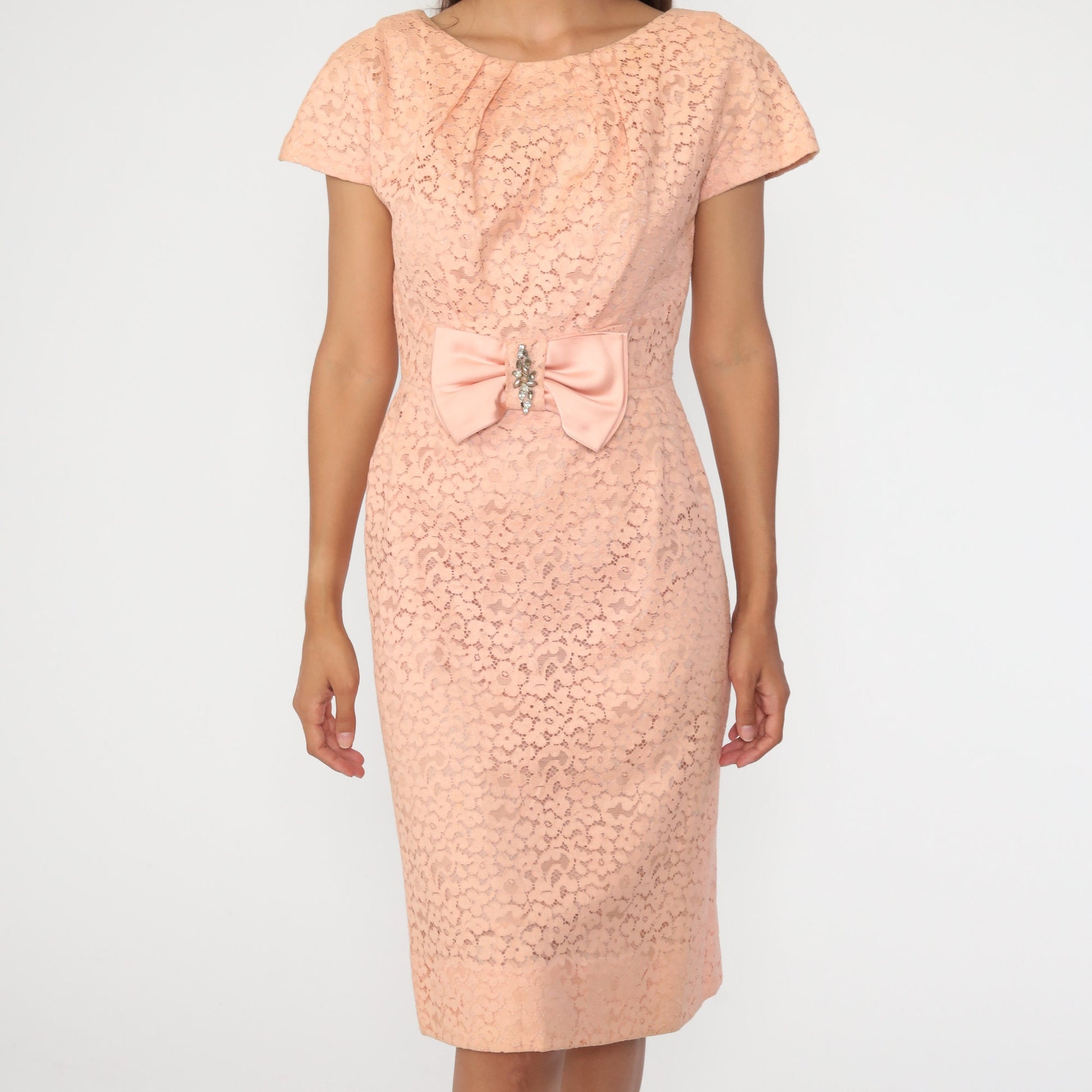 1960s Pink Lace Cocktail Dress Bow Neckline Knee-Length Sheath Small
