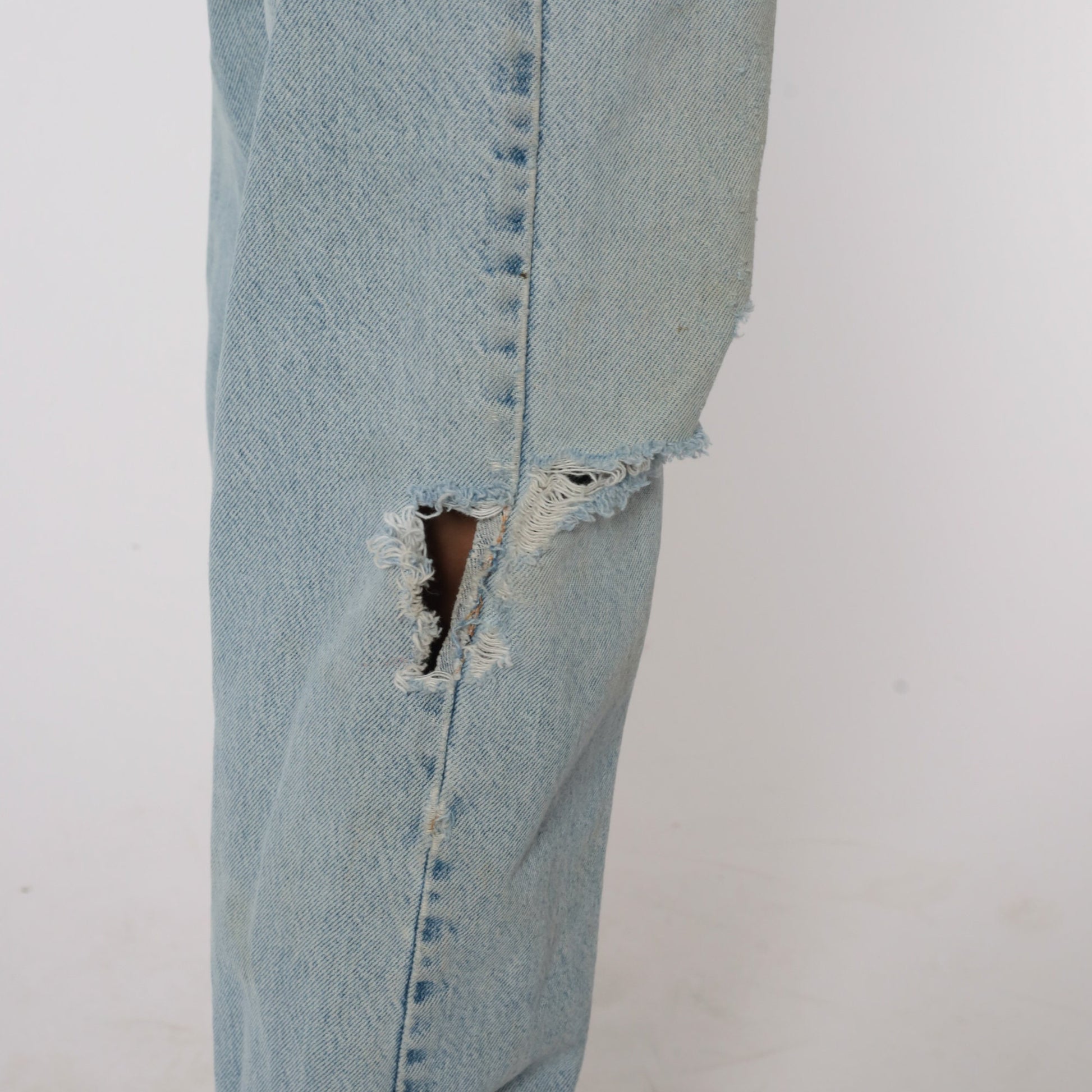 Levi's 505 High-Waist Mom Jeans Light Blue Distressed Ripped Denim Medium