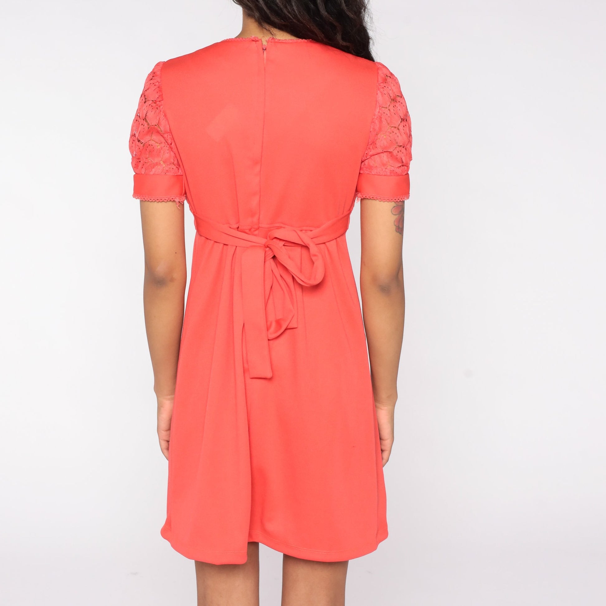 1970s Babydoll Mini Dress Salmon Pink Puff Sleeve Empire Waist Lace Medium