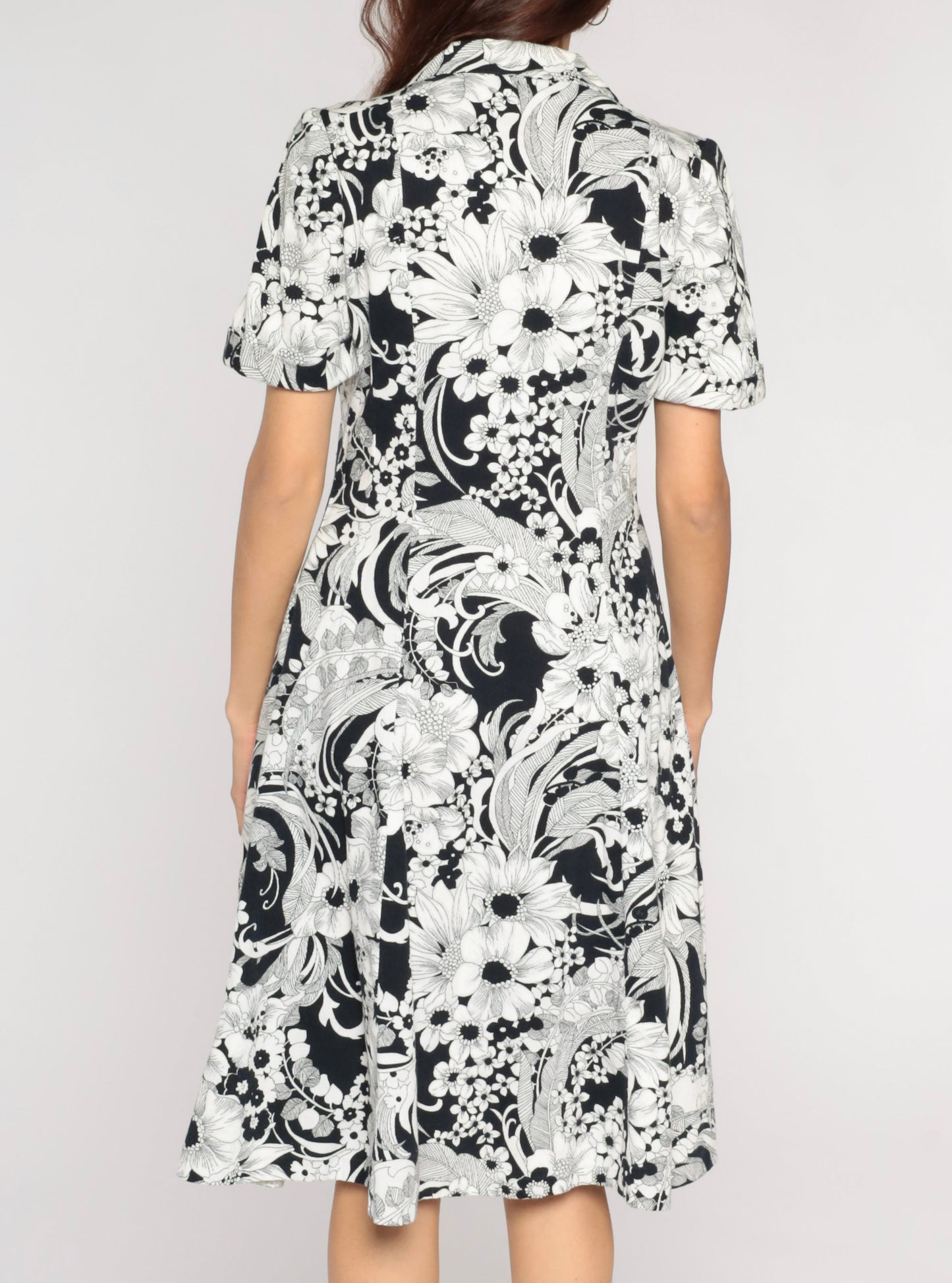 70s Black White Floral Shift Dress Knee Length Button Up Collar Short Sleeve Medium