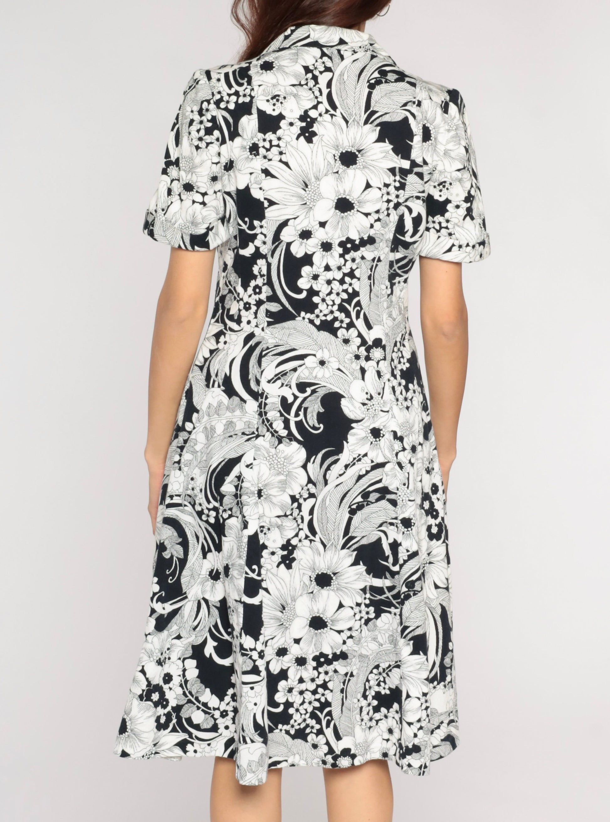 70s Black White Floral Shift Dress Knee Length Button Up Collar Short Sleeve Medium