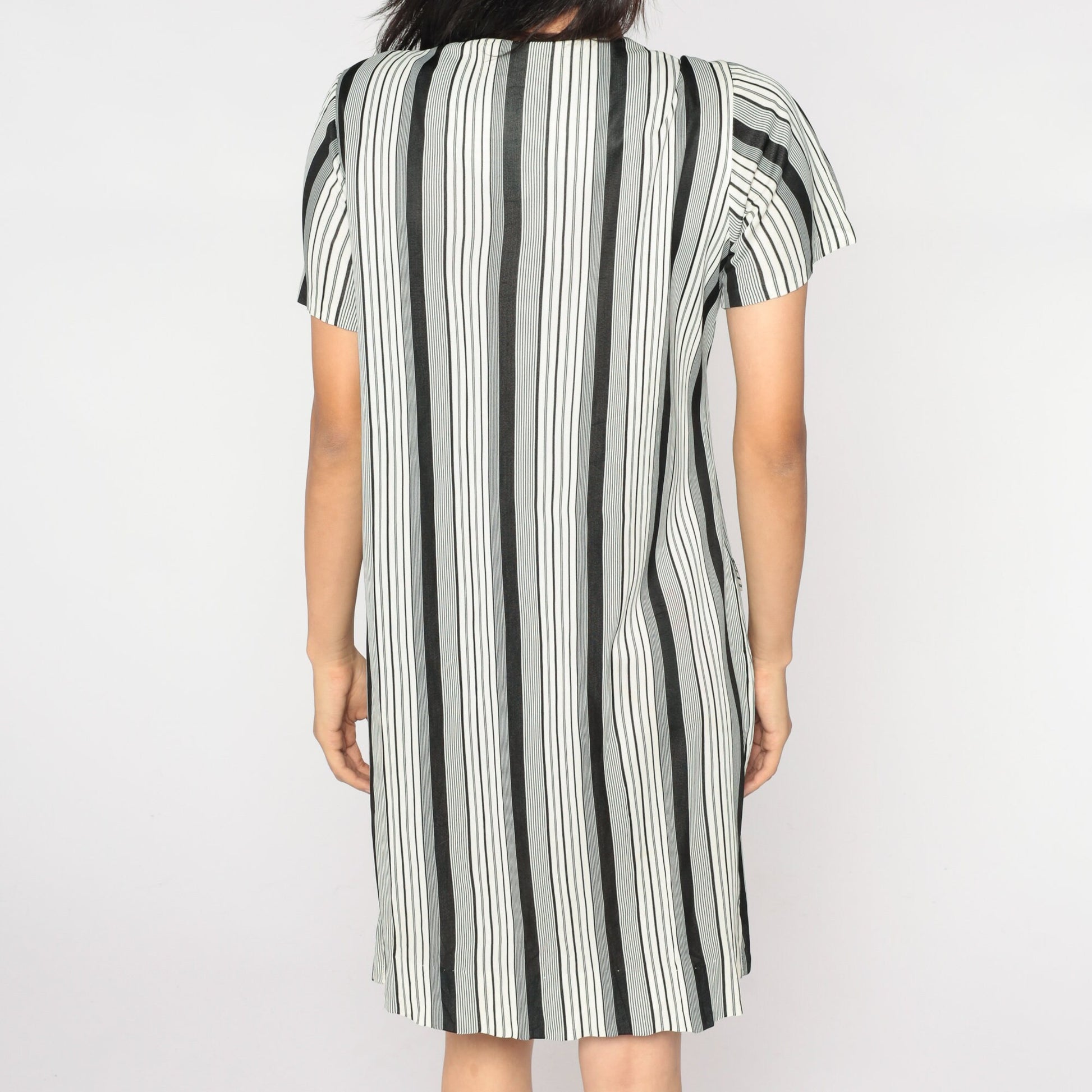 70s Black White Striped Shift Minidress Mod Chevron Short Sleeve Zip Medium M