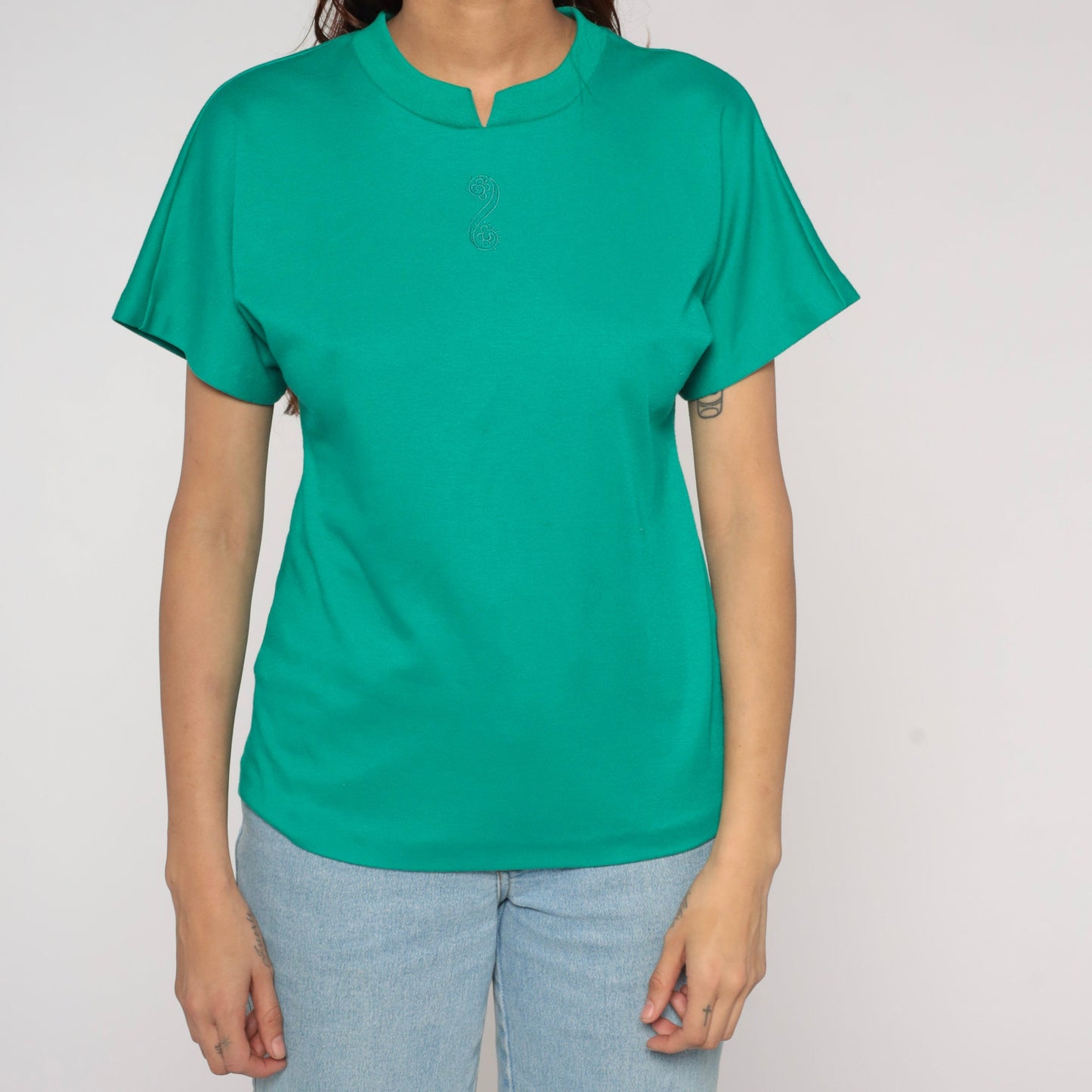 90s Green T-Shirt Embroidered Floral Swirl Chest Small
