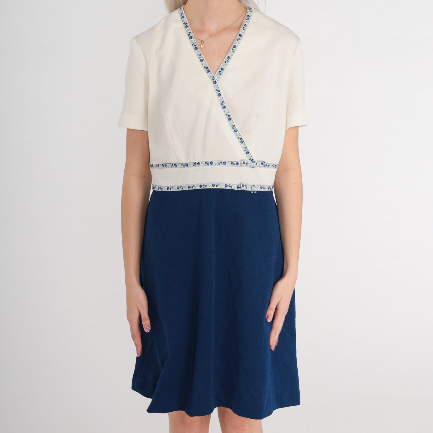 70s Blue White Color Block Mini Dress V-Neck High Waist Floral Trim Medium
