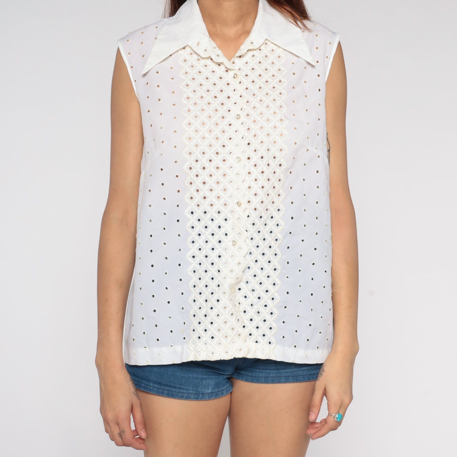 70s White Eyelet Lace Blouse Dagger Collar Button-Up Sleeveless Medium