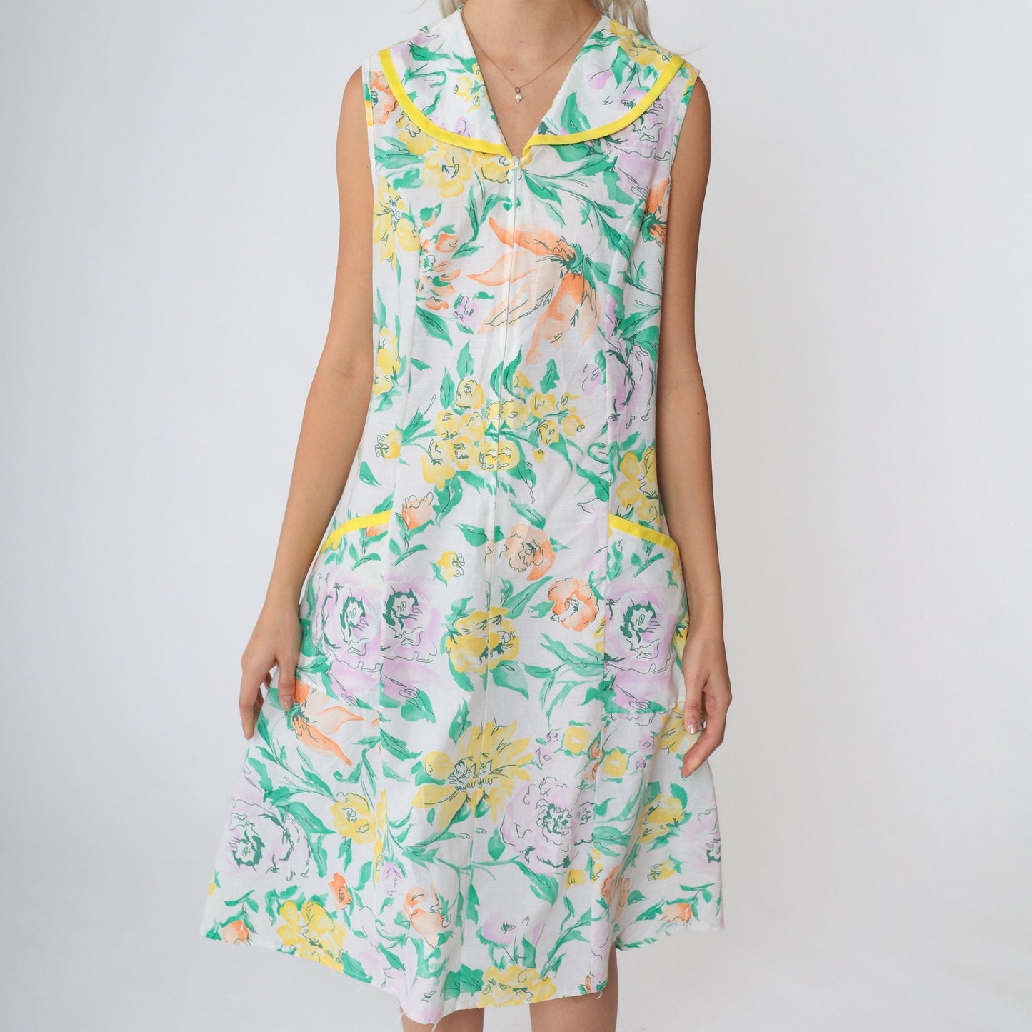 1970s White Floral Shift Dress Rounded Collar Zip Front Knee Length Small S