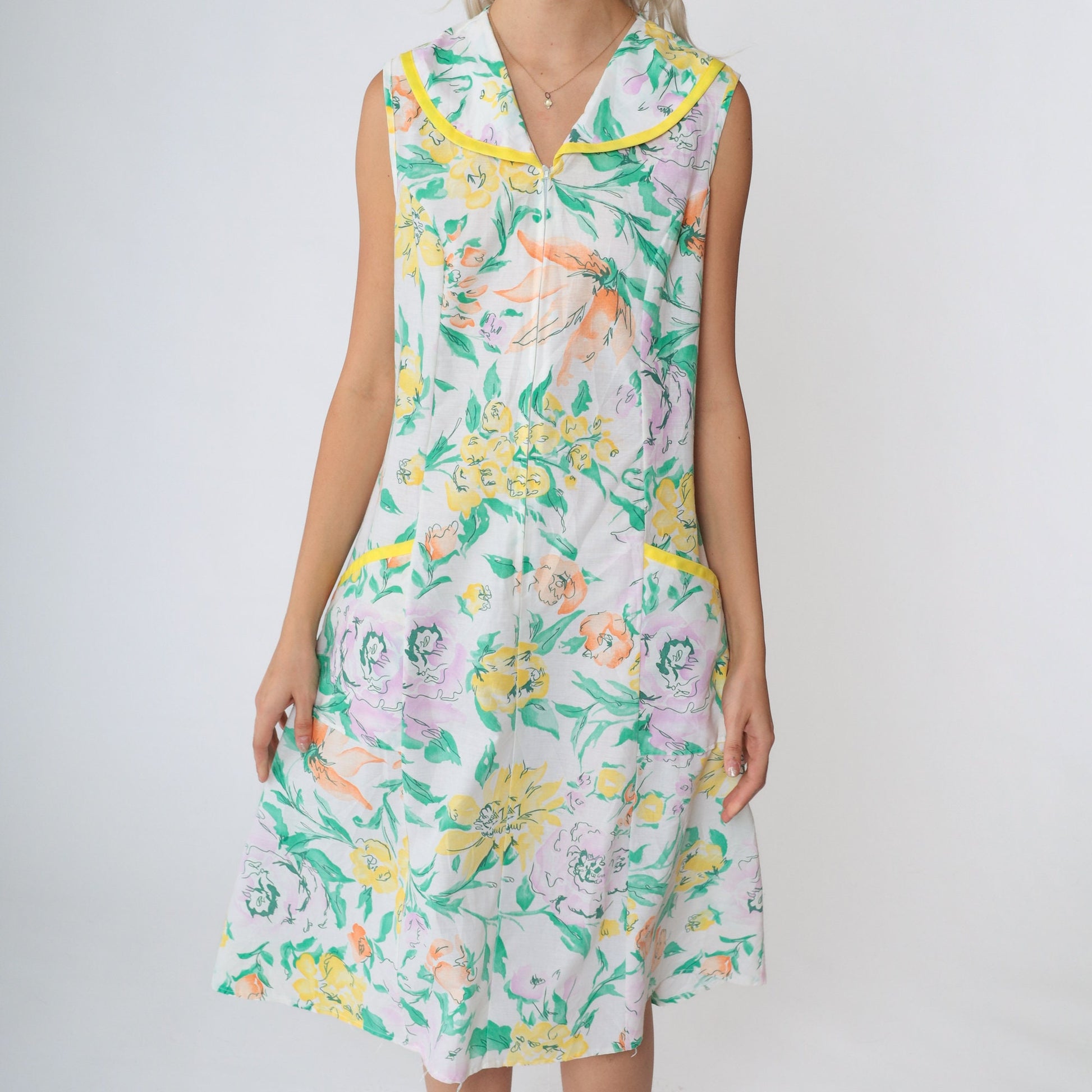 1970s White Floral Shift Dress Rounded Collar Zip Front Knee Length Small S