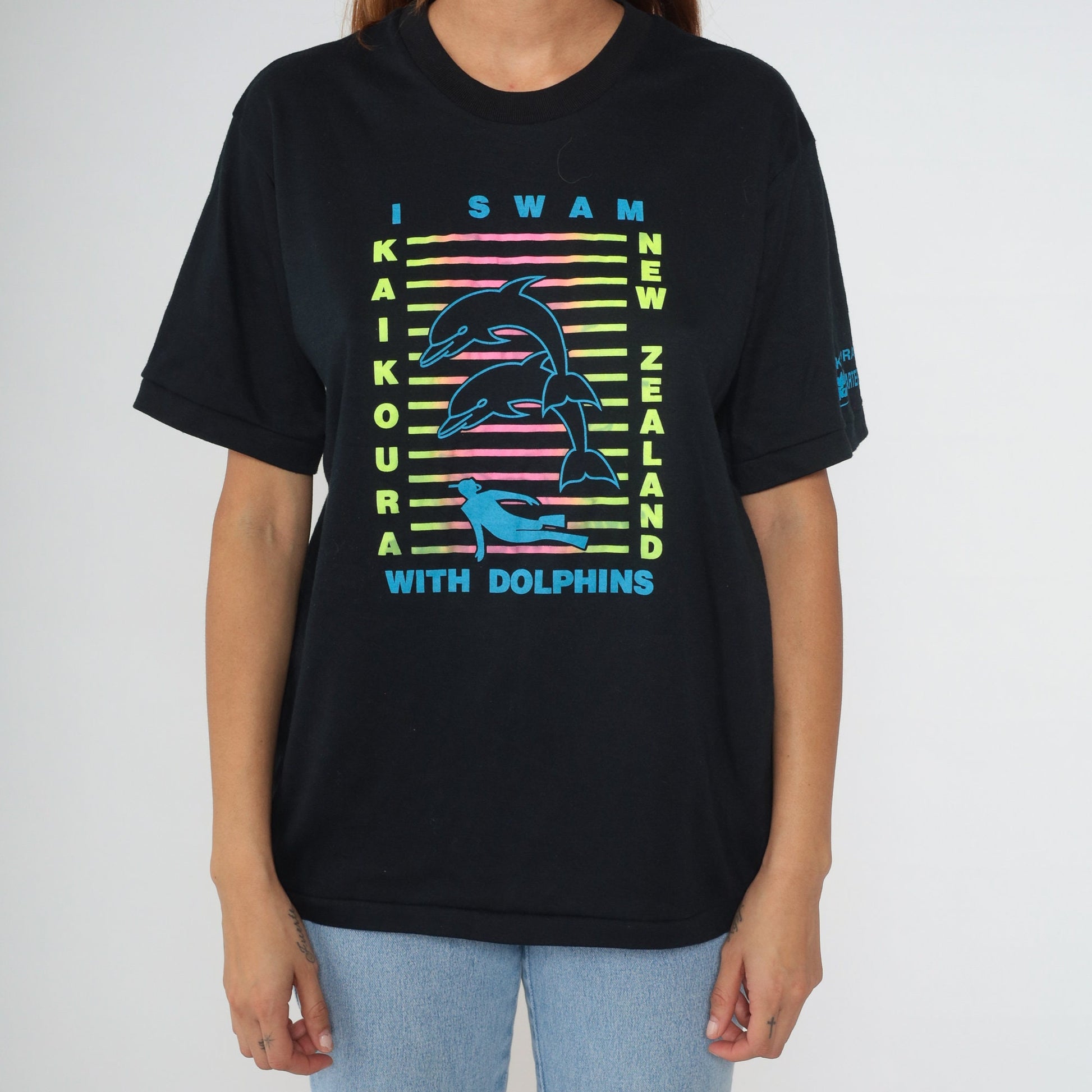 00s Kaikoura Dolphin Mary Neon Graphic T-Shirt New Zealand Black Medium