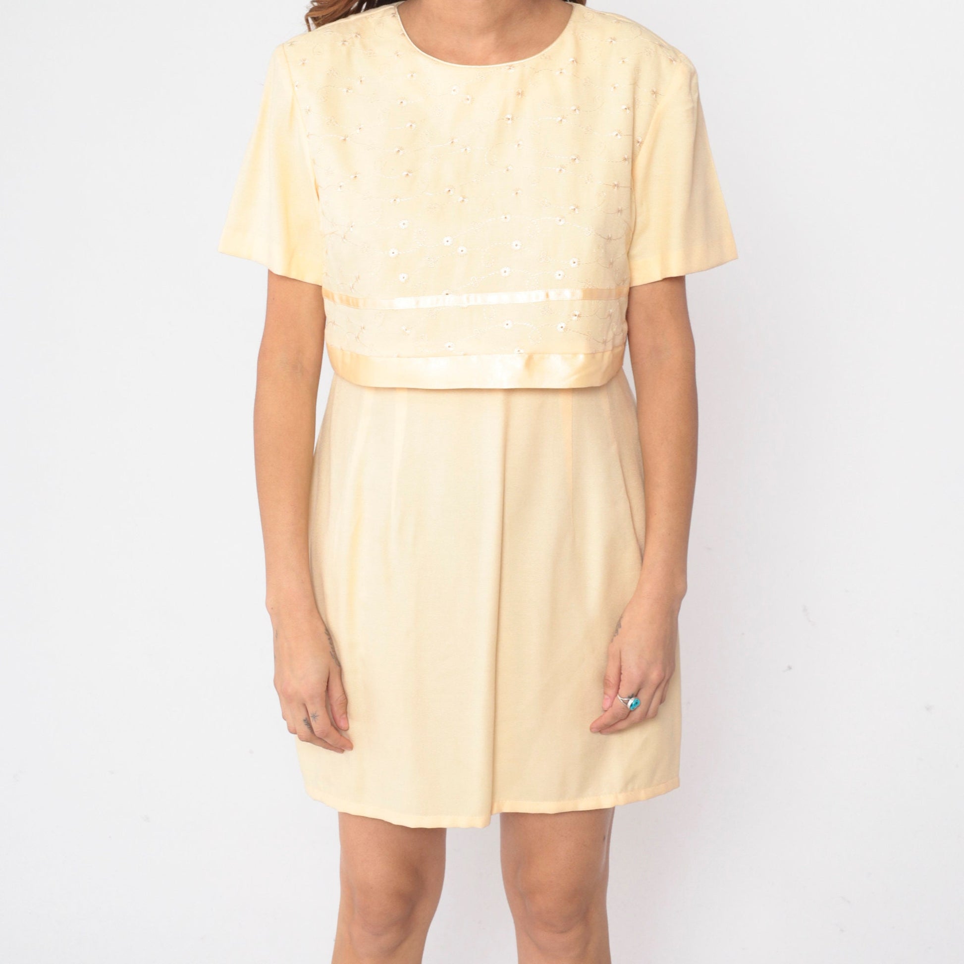 90s Yellow Eyelet Shift Dress Floral Embroidered Mini Short Sleeve Medium