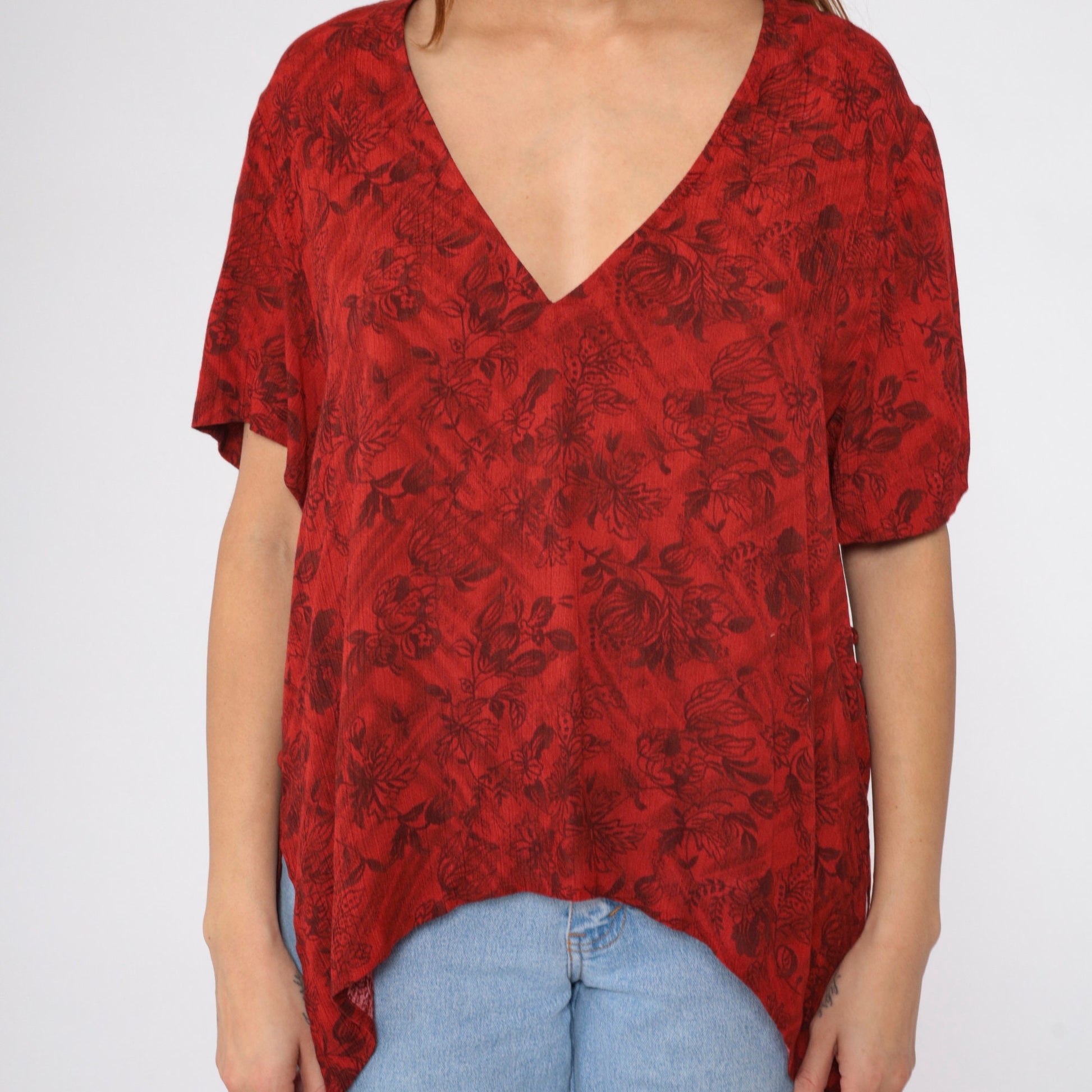 90s Karin Stevens Red Floral V-Neck Blouse Sharkbite Hem Short Sleeve Large