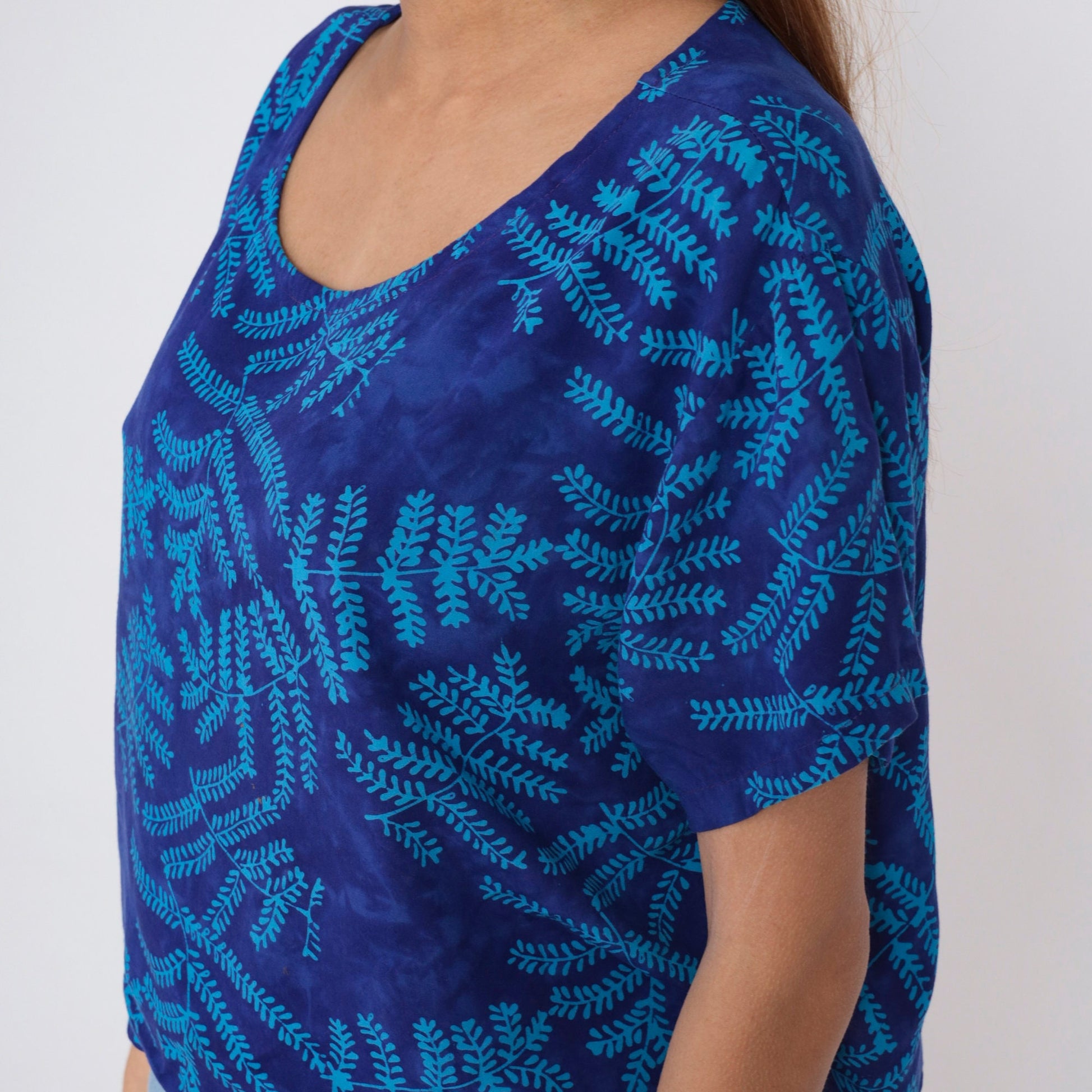 90s Global Village Tropical Leaf Scoop Neck Blouse Blue Short Sleeve Small