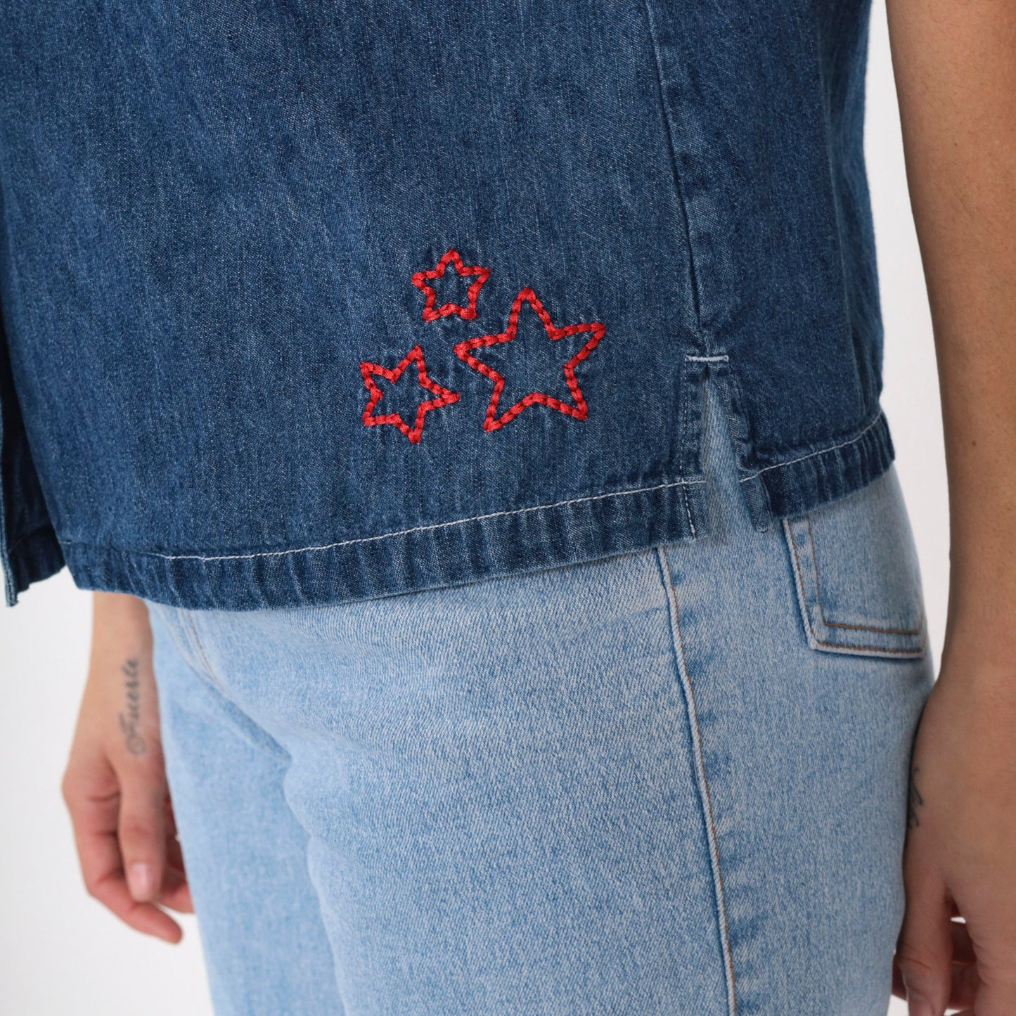 90s Denim Star Embroidered Sleeveless Button Up Blouse Blue Red Medium