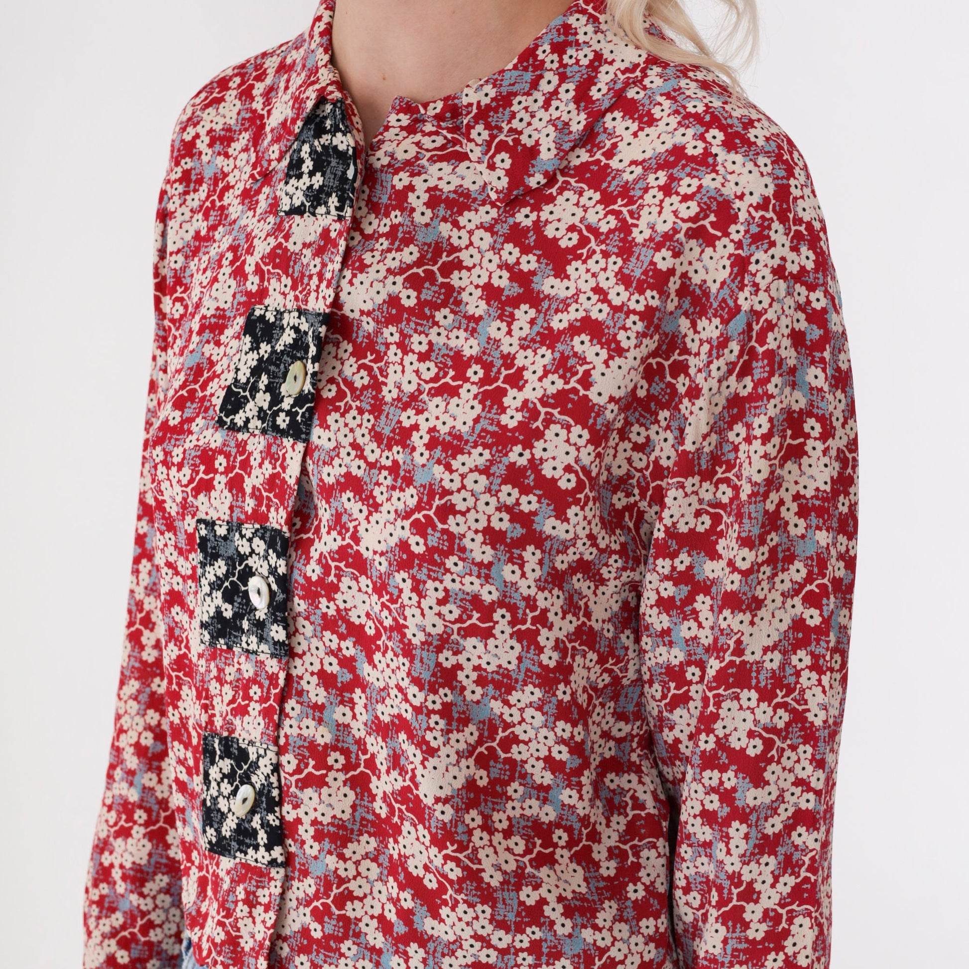 90s Red Floral Cherry Blossom Button-Up Blouse Long Sleeve Collared Small