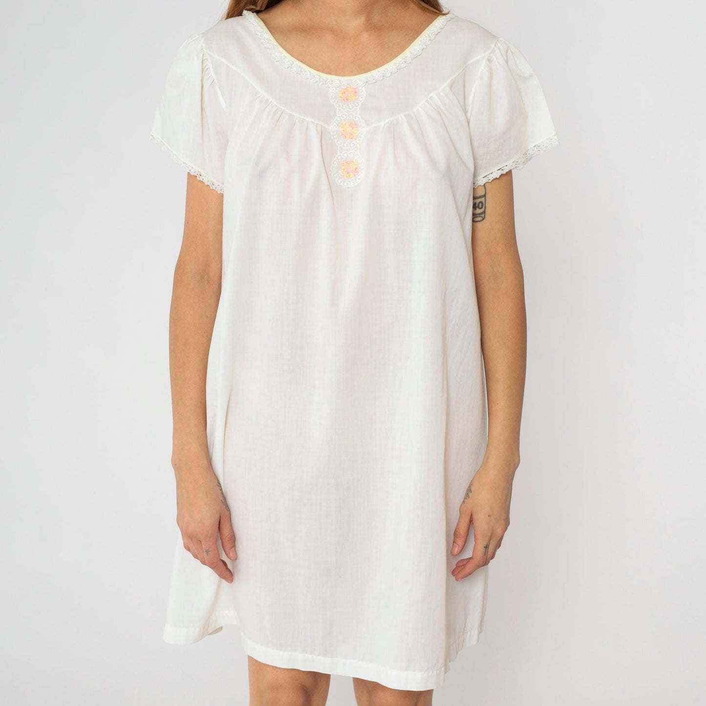 70s Lorraine White Floral Embroidered Nightgown Puff Sleeve Lace Trim Medium