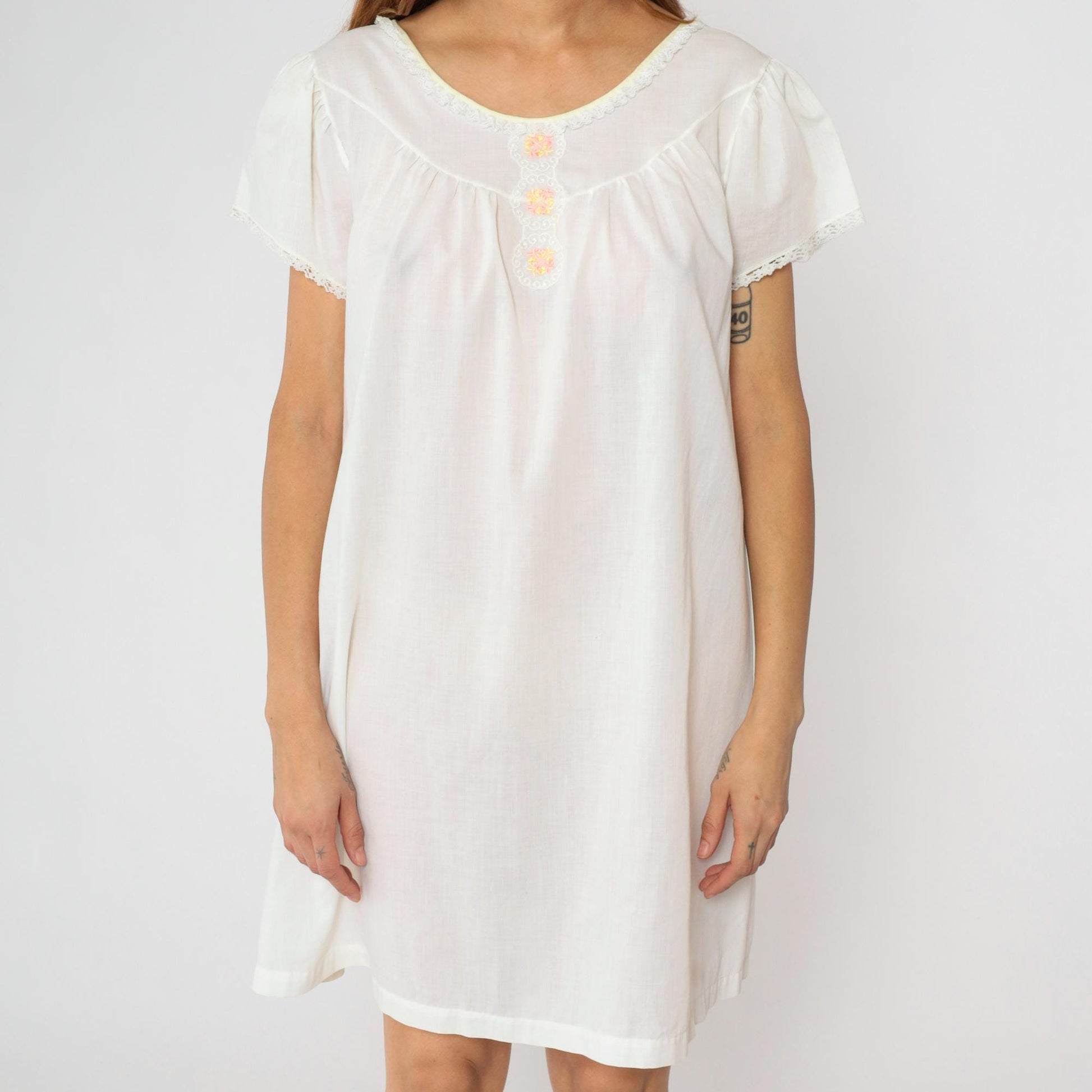 70s Lorraine White Floral Embroidered Nightgown Puff Sleeve Lace Trim Medium