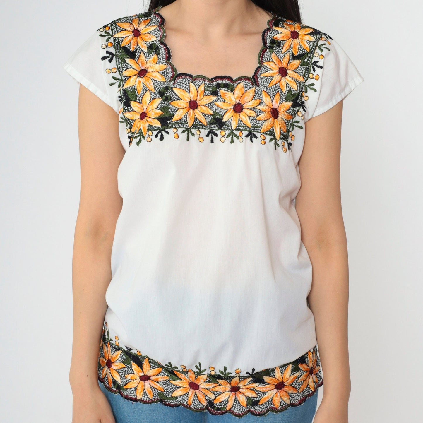 90s White Floral Embroidered Blouse Scalloped Edges Short Sleeve Small