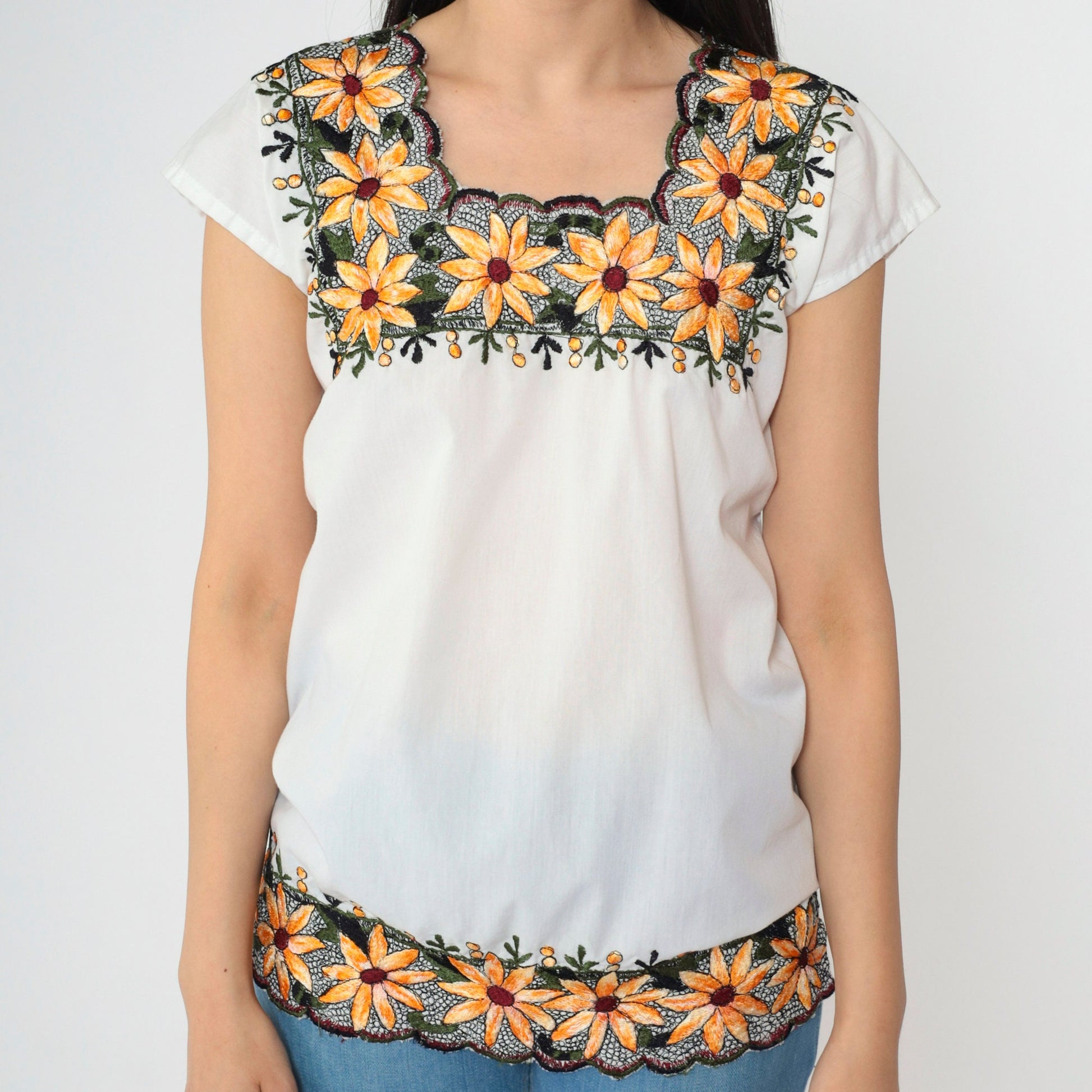 90s White Floral Embroidered Blouse Scalloped Edges Short Sleeve Small