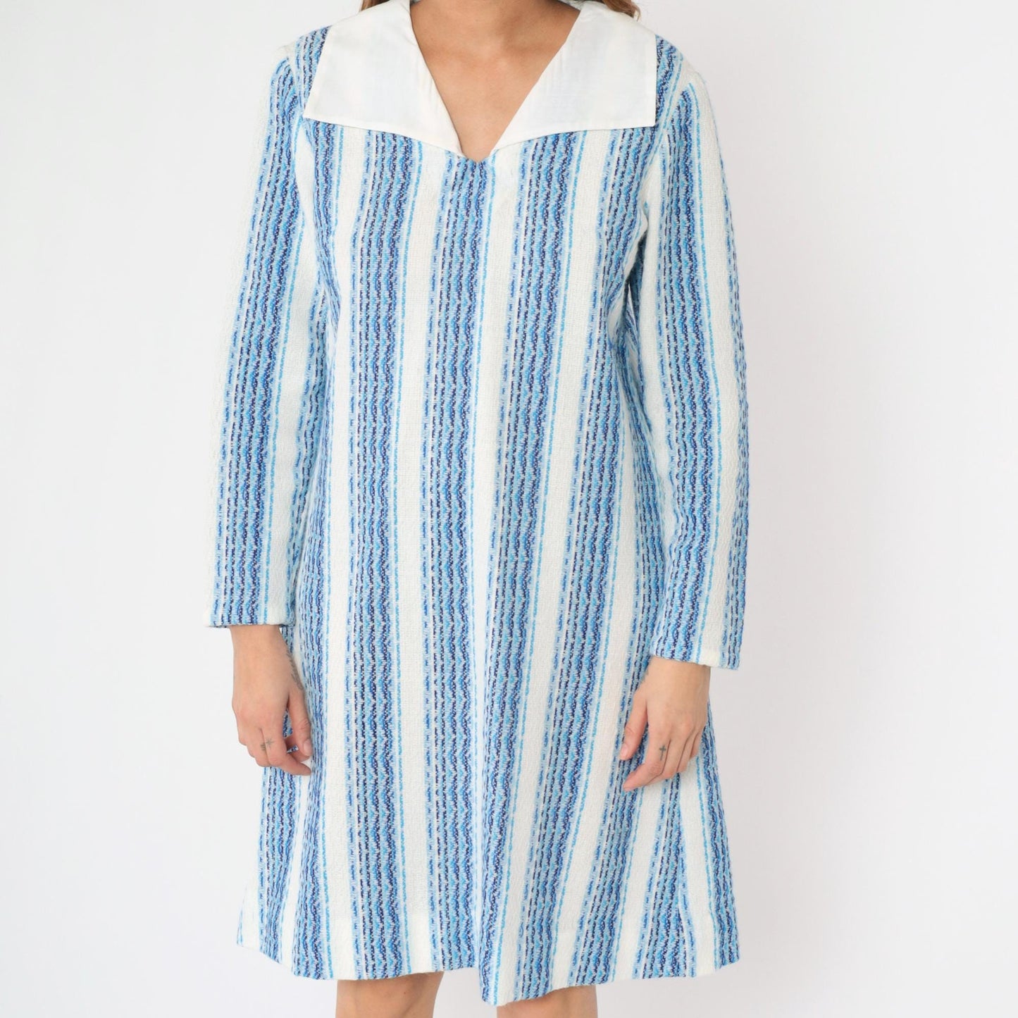 70s Striped Shift Dress White Blue Long Sleeve Collar V Neck Knee Length Medium