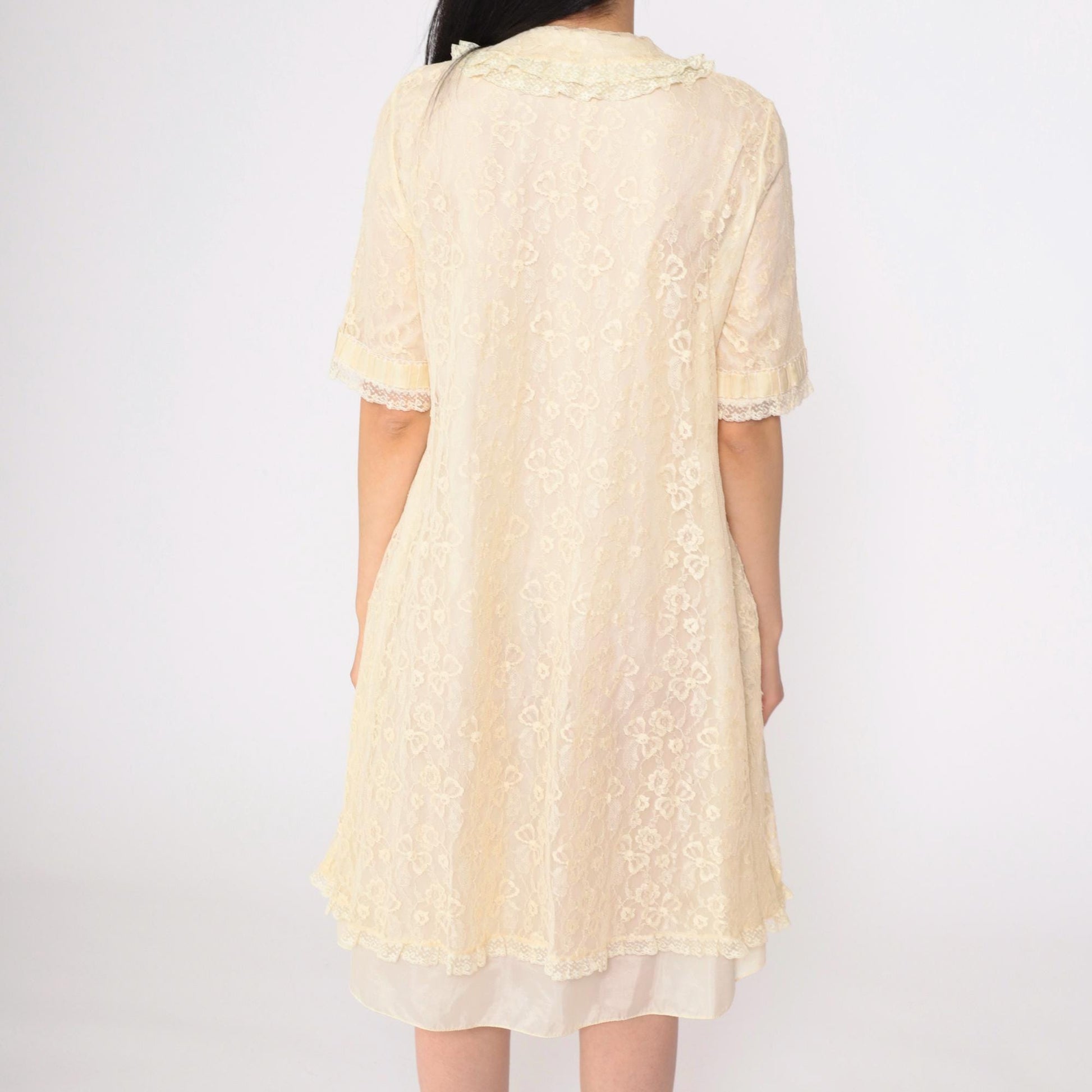 1960s Cream Lace Nightgown Peter Pan Collar Snap Front Small