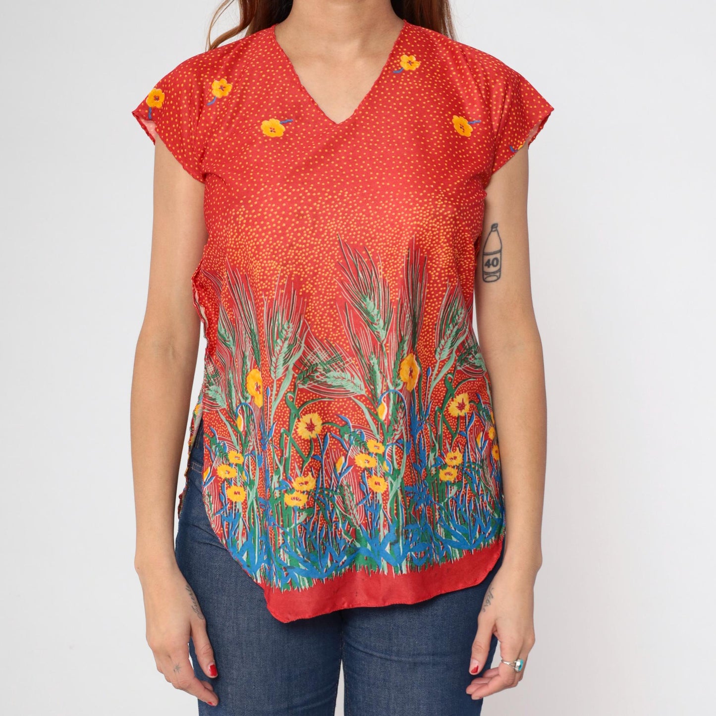70s Red Floral Blouse V Neck Cap Sleeve Curved Hem Small