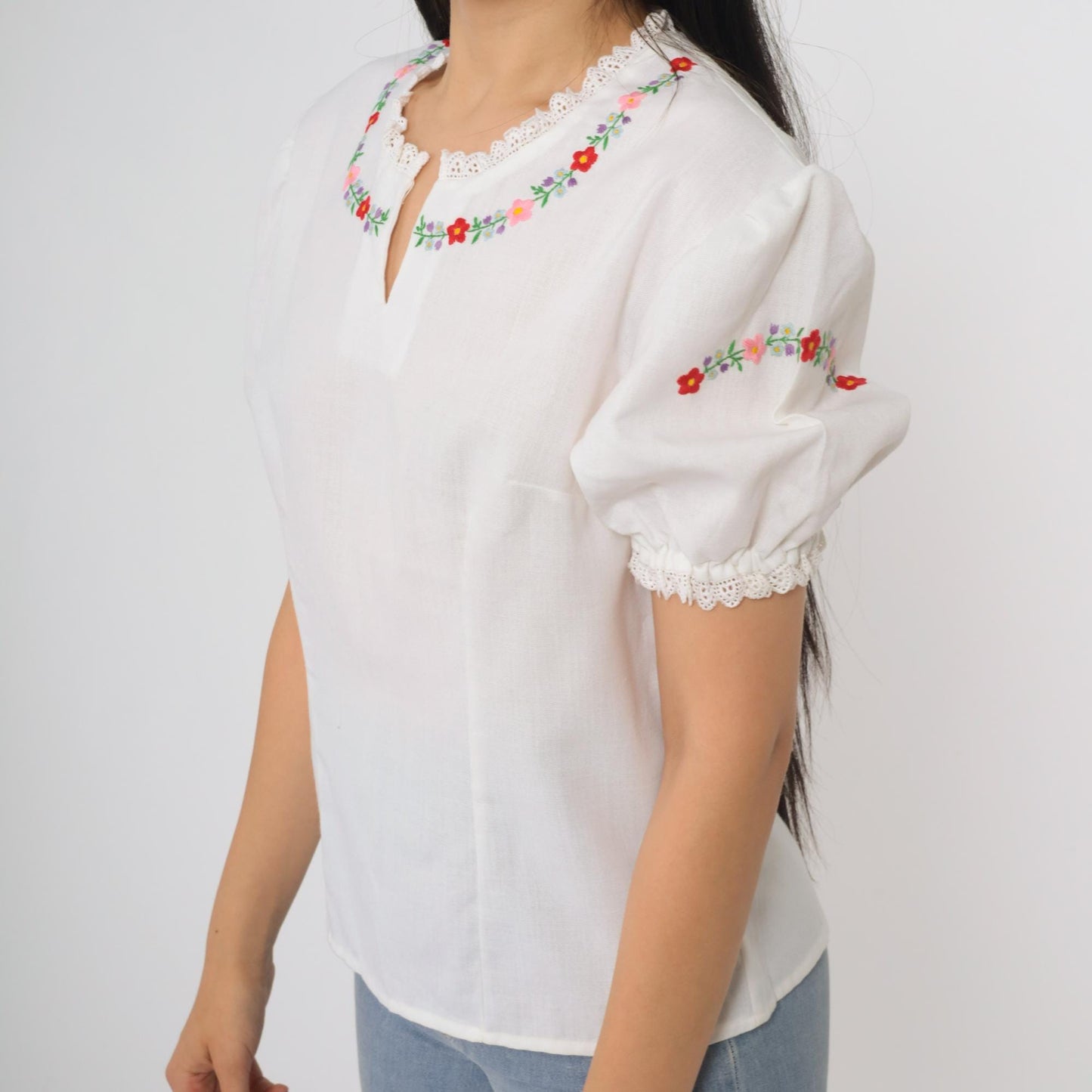 70s Hungarian Peasant Blouse White Cotton Puff Sleeve Floral Embroidery Medium
