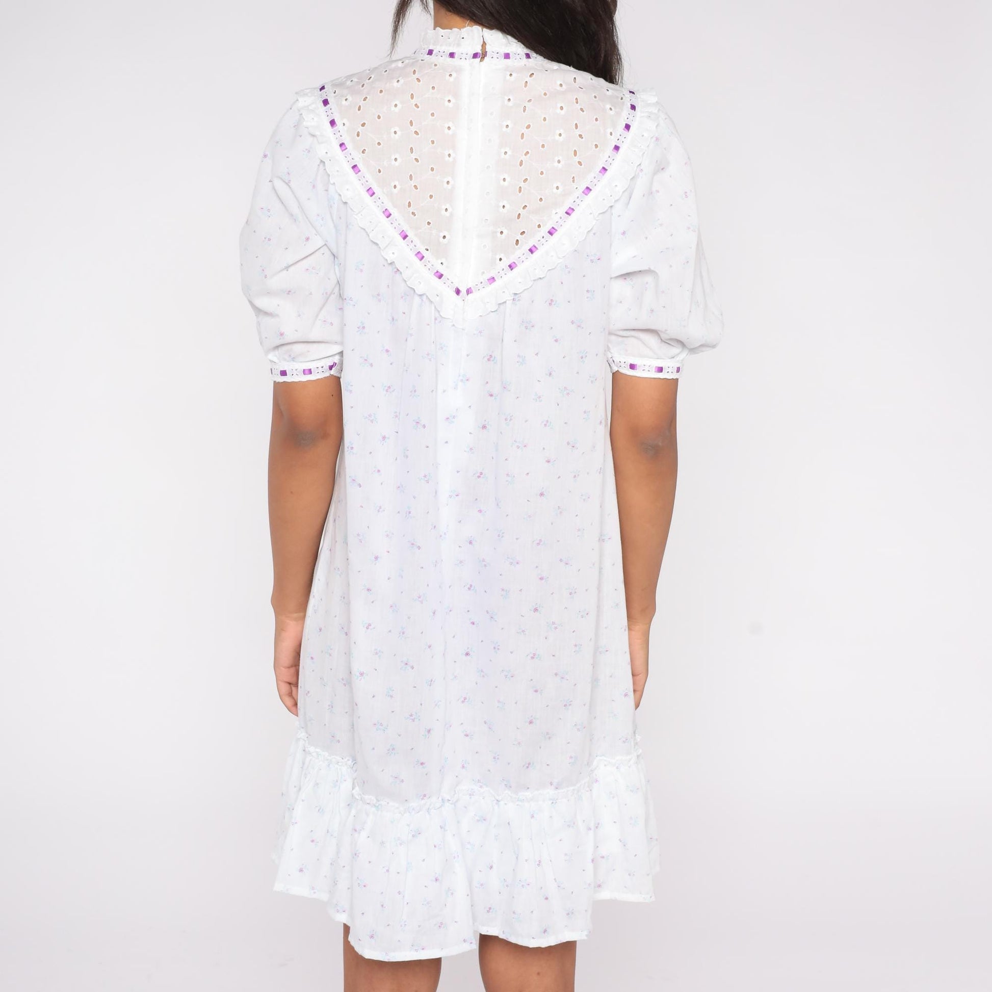 70s White Cotton Floral Dress Puff Sleeve Purple Ribbon Eyelet Bib Medium M
