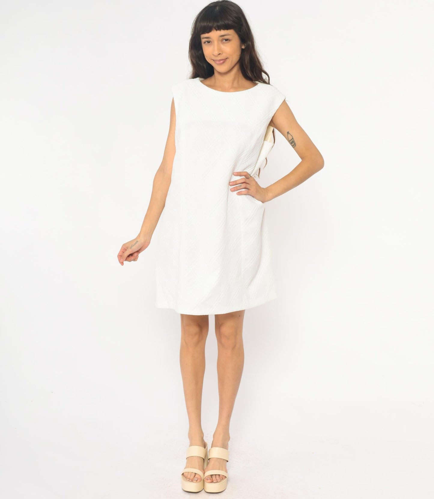 70s White Shift Dress Quilted Texture Sleeveless Knee-Length Crew Neck Medium M