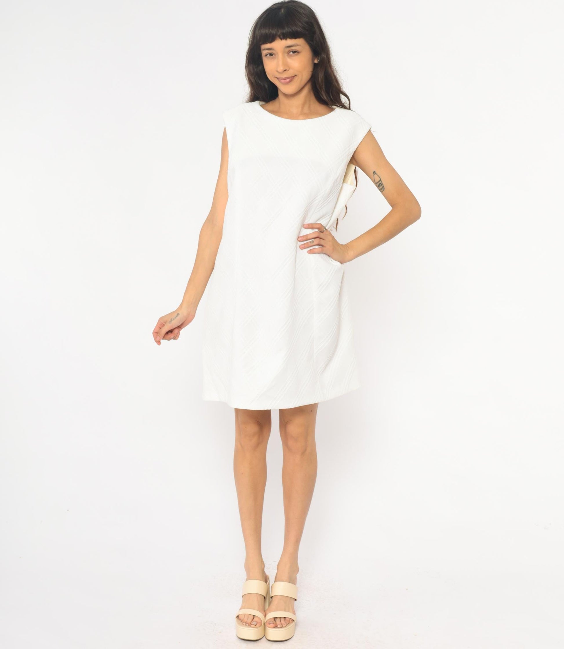 70s White Shift Dress Quilted Texture Sleeveless Knee-Length Crew Neck Medium M