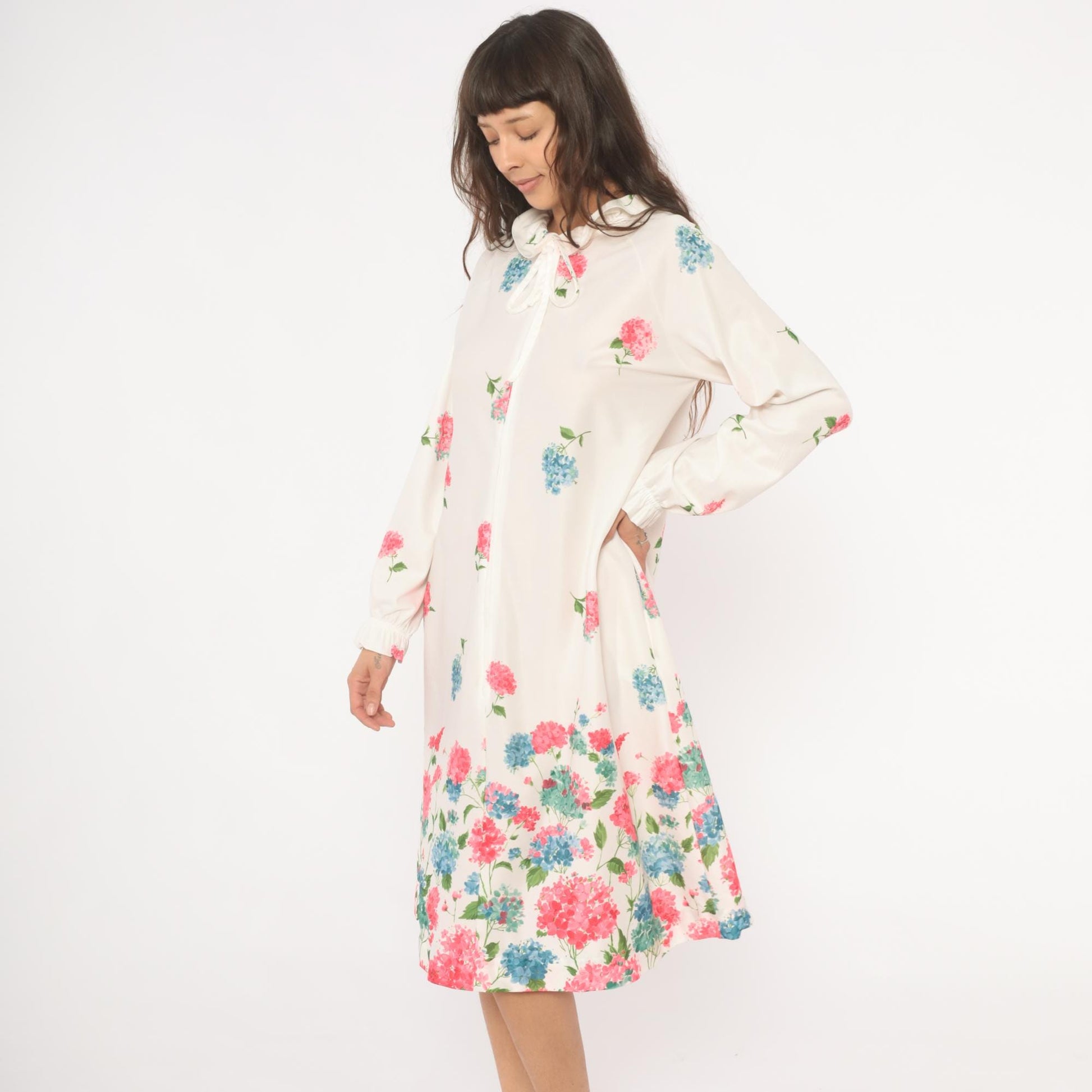 70s Travel Lite Hydrangea Floral Housecoat Ivory Ruffle Tie Neck Medium