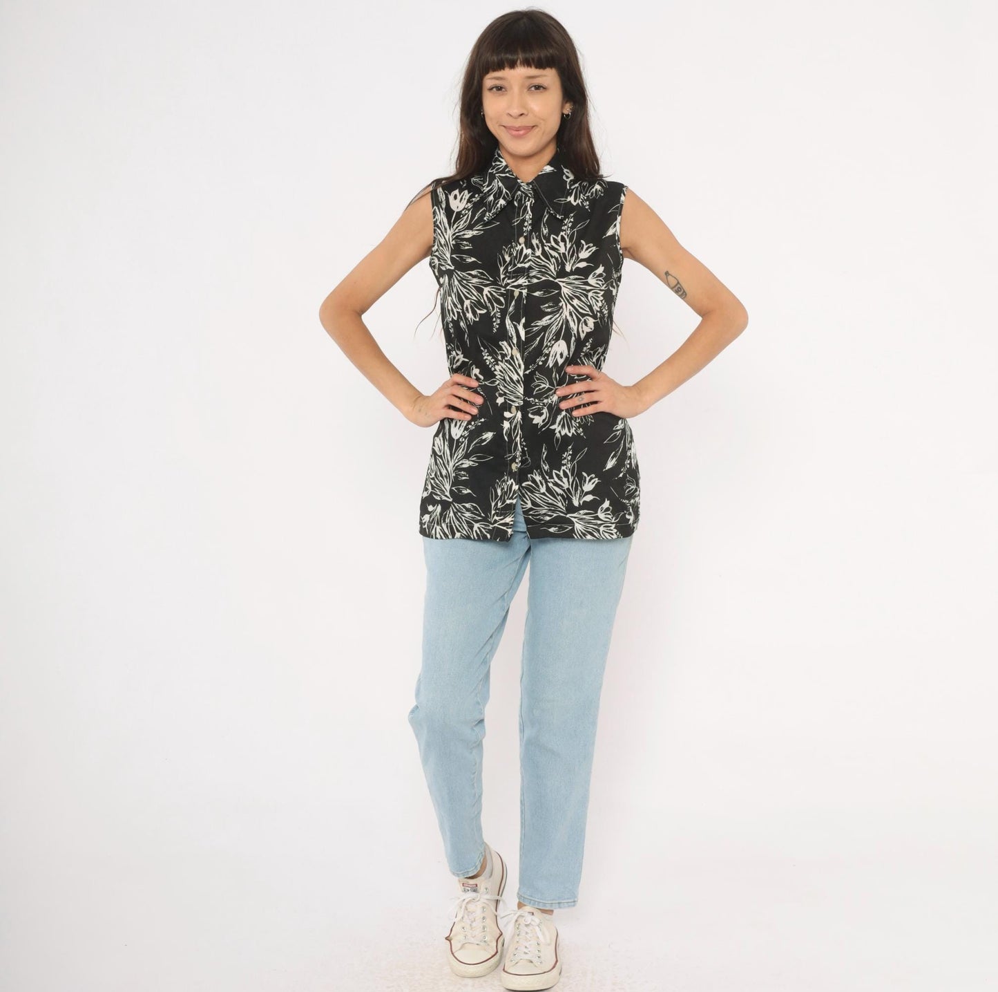 70s Black White Botanical Sleeveless Blouse Pointed Collar Tunic Medium
