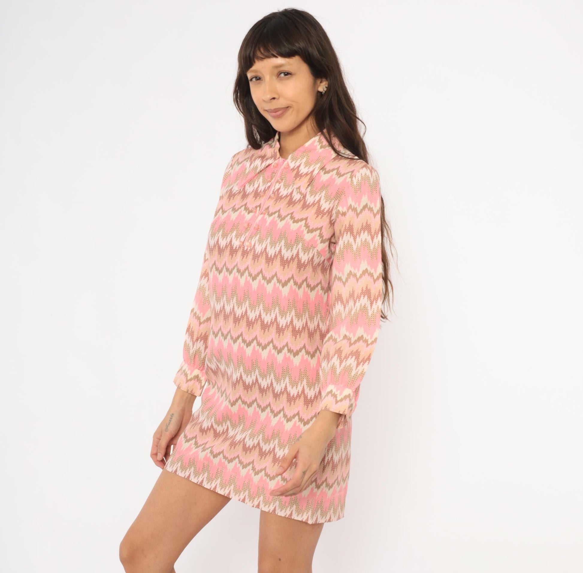 1970s Pink Tan Chevron Mini Dress Shift Pointed Collar Long Sleeve Extra Small XS