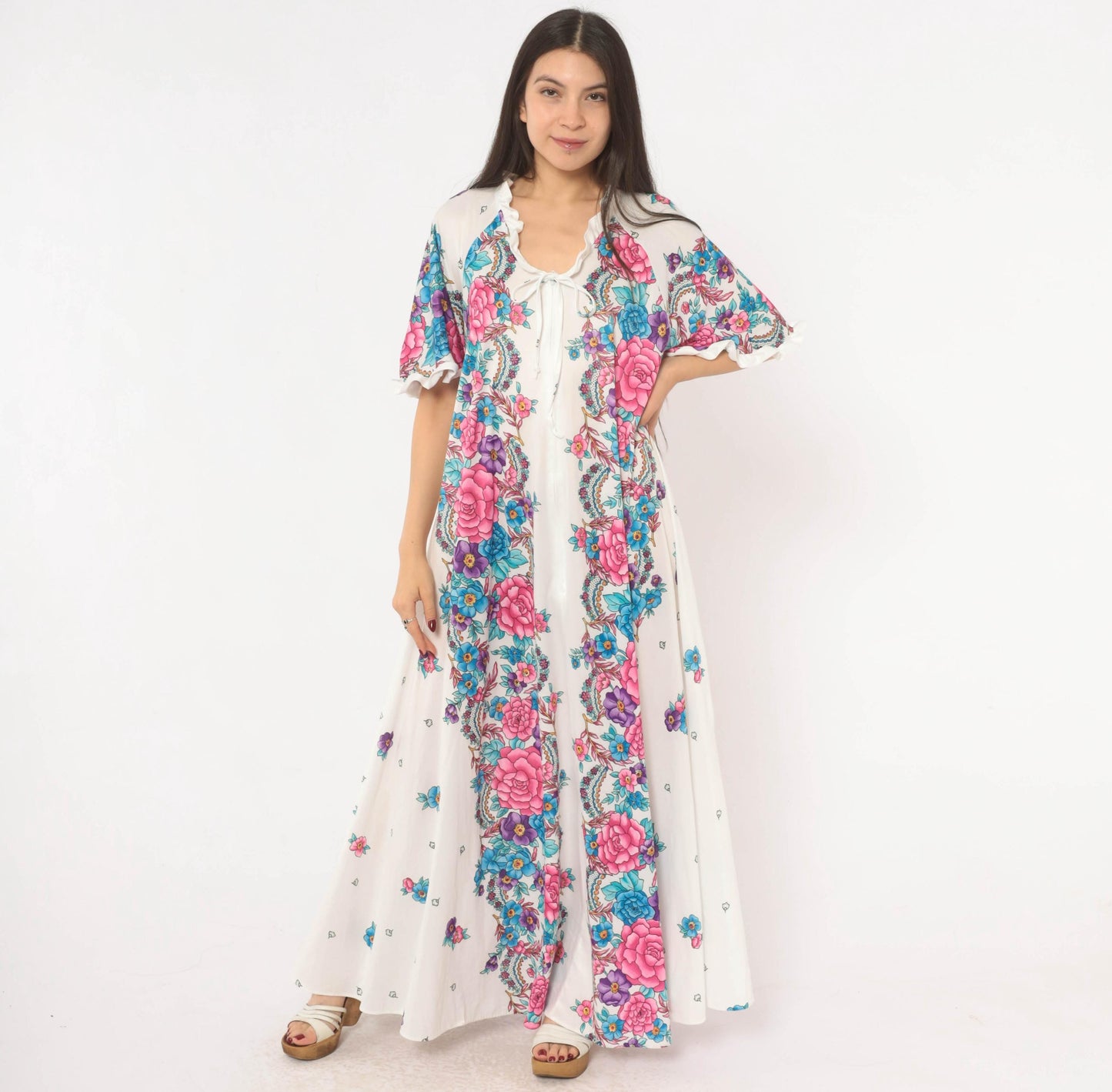 80s White Floral Maxi Housecoat Rose Print Ruffle Neckline Zip Robe Medium Large