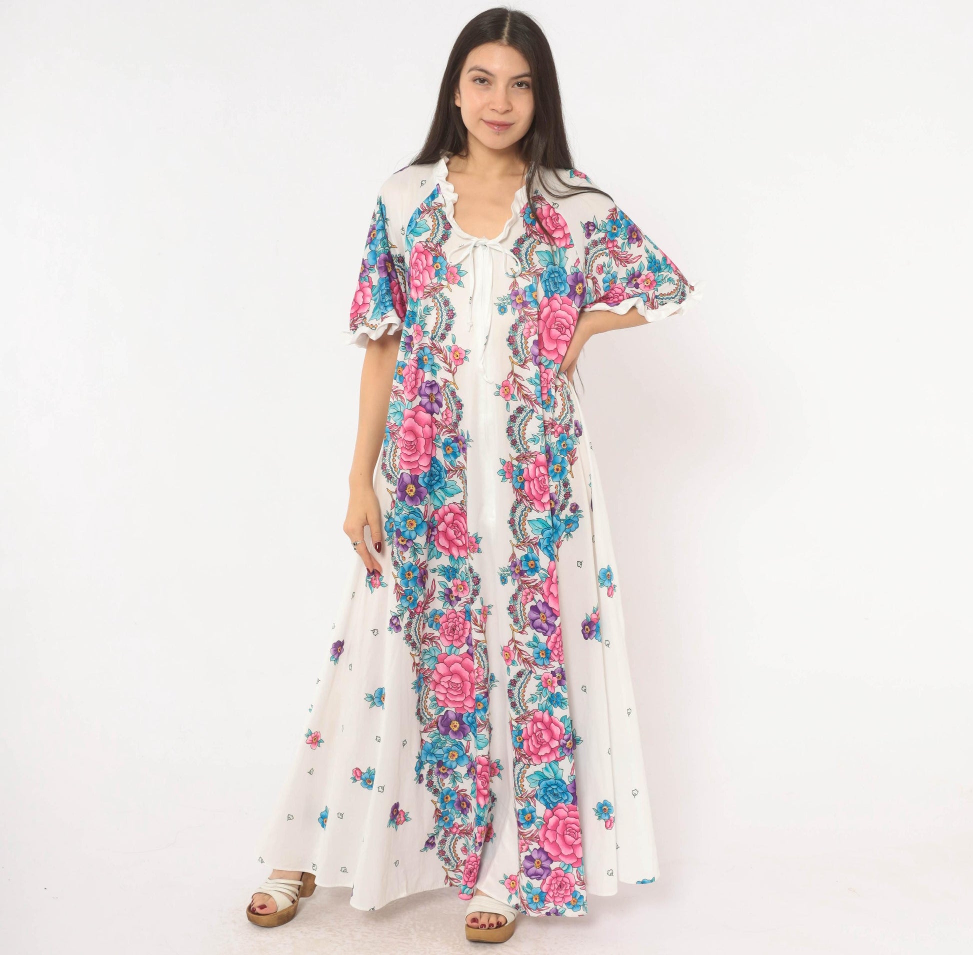 80s White Floral Maxi Housecoat Rose Print Ruffle Neckline Zip Robe Medium Large